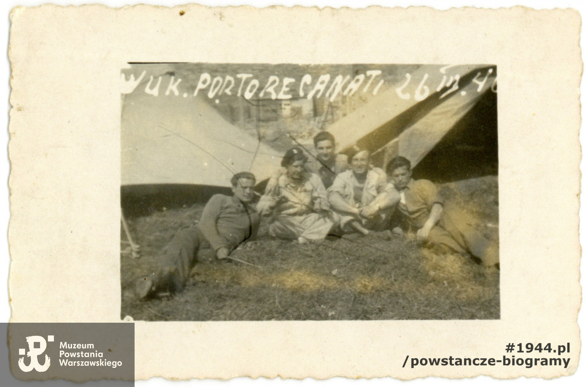 Fotografia z okresu służby w PSZ - 1946. Prawdopodobnie drugi z prawej strony (?) .Ze zbiorów rodzinnych,  p. Marii i  Wojciecha Łękawskich