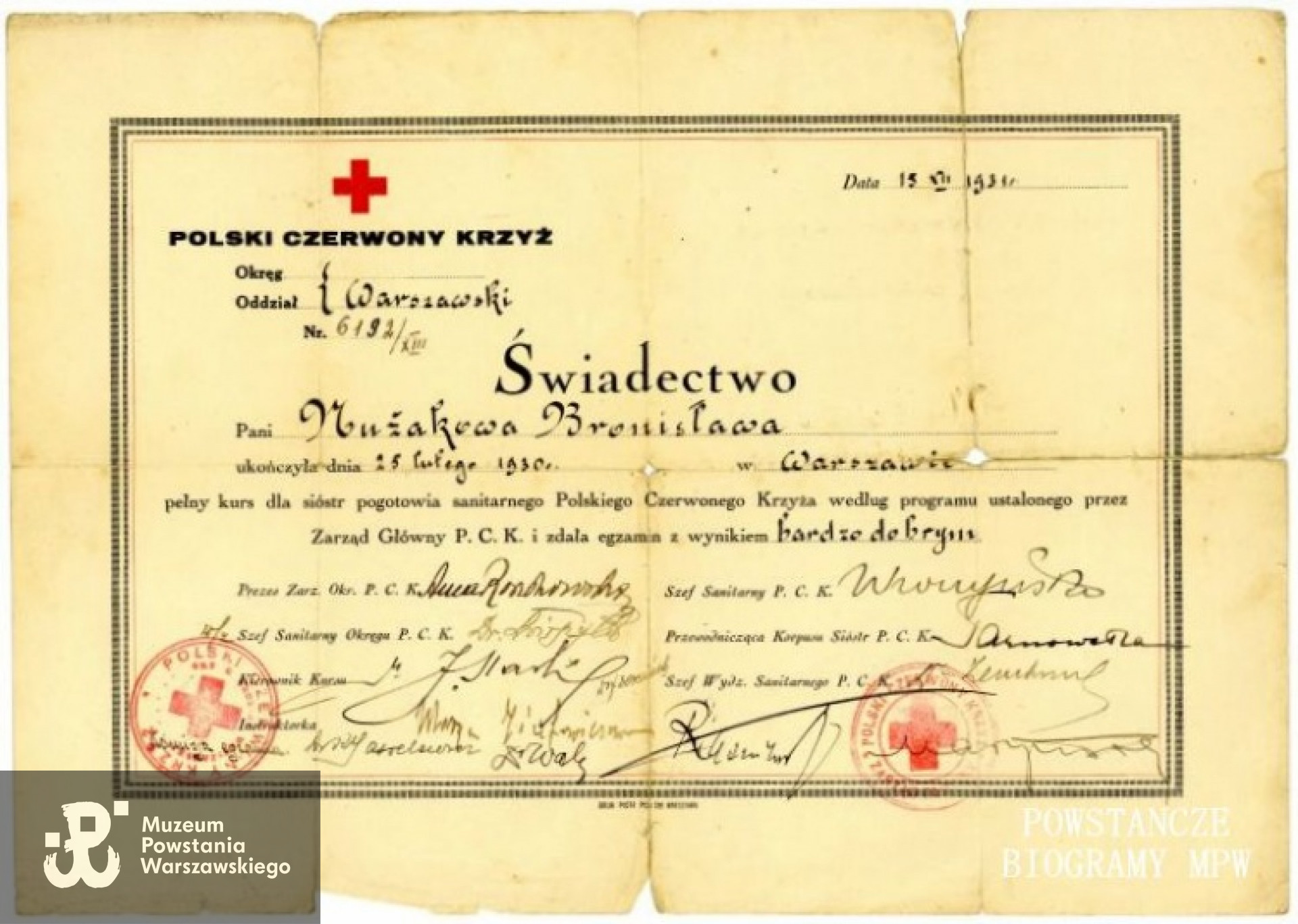 Świadectwo ukończenia przez Bronisławę Nużak kursu pogotowia sanitarnego PCK  - z wynikiem bardzo dobrym. W dokumencie pisownia nazwiska przez „ż”. Z archiwum rodzinnego Danuty Rozwadowskiej z domu Nurzak.