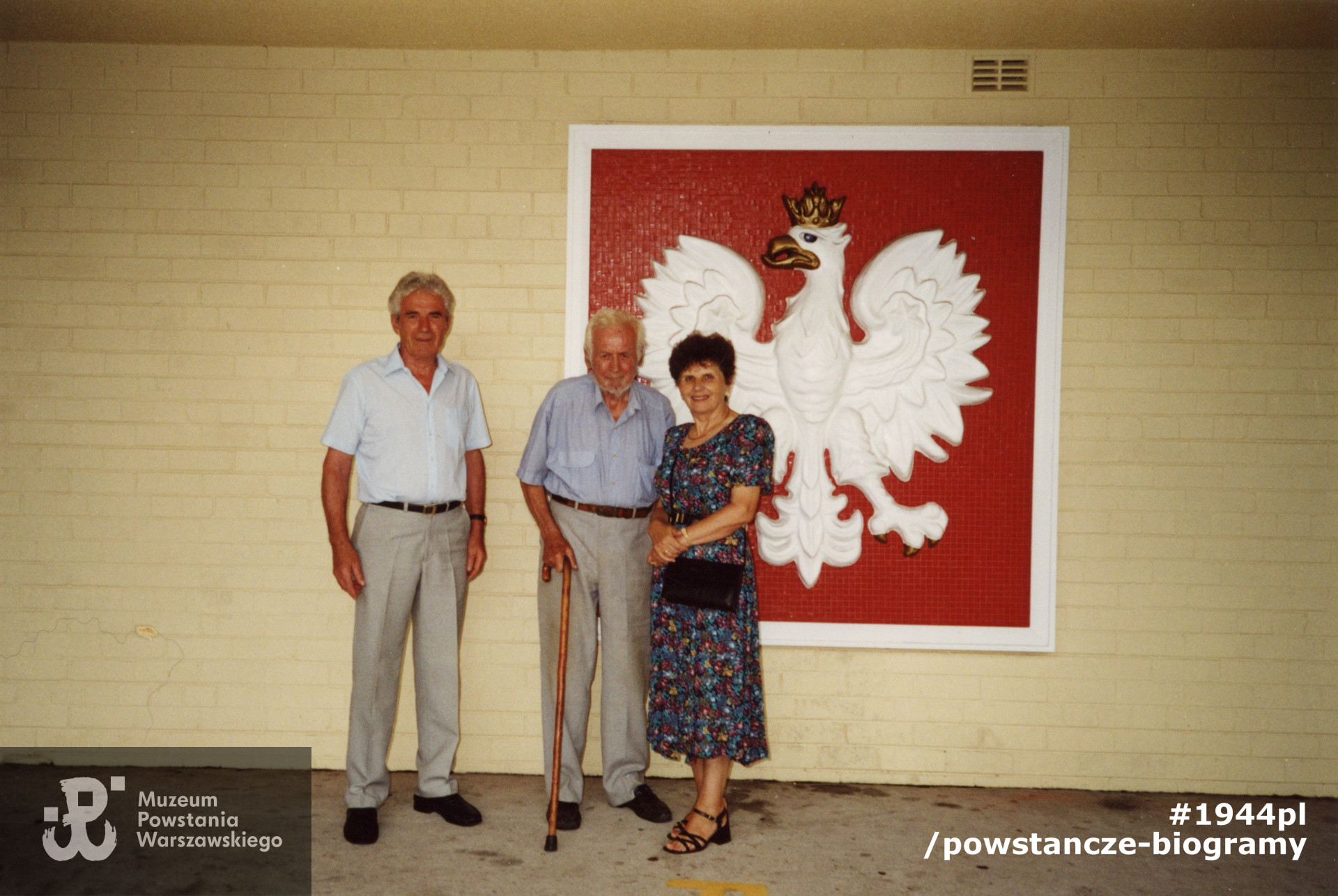 Zdjęcie wykonane w Sydney w kwietniu 2001 roku - Marian Bruszewski (w środku) z sąsiadami, pp. Witkowskimi przed wejściem do Klubu Polskiego w Ashfield.  Fot. z archiwum rodzinnego, udostępnił p. Leszek Przybylski