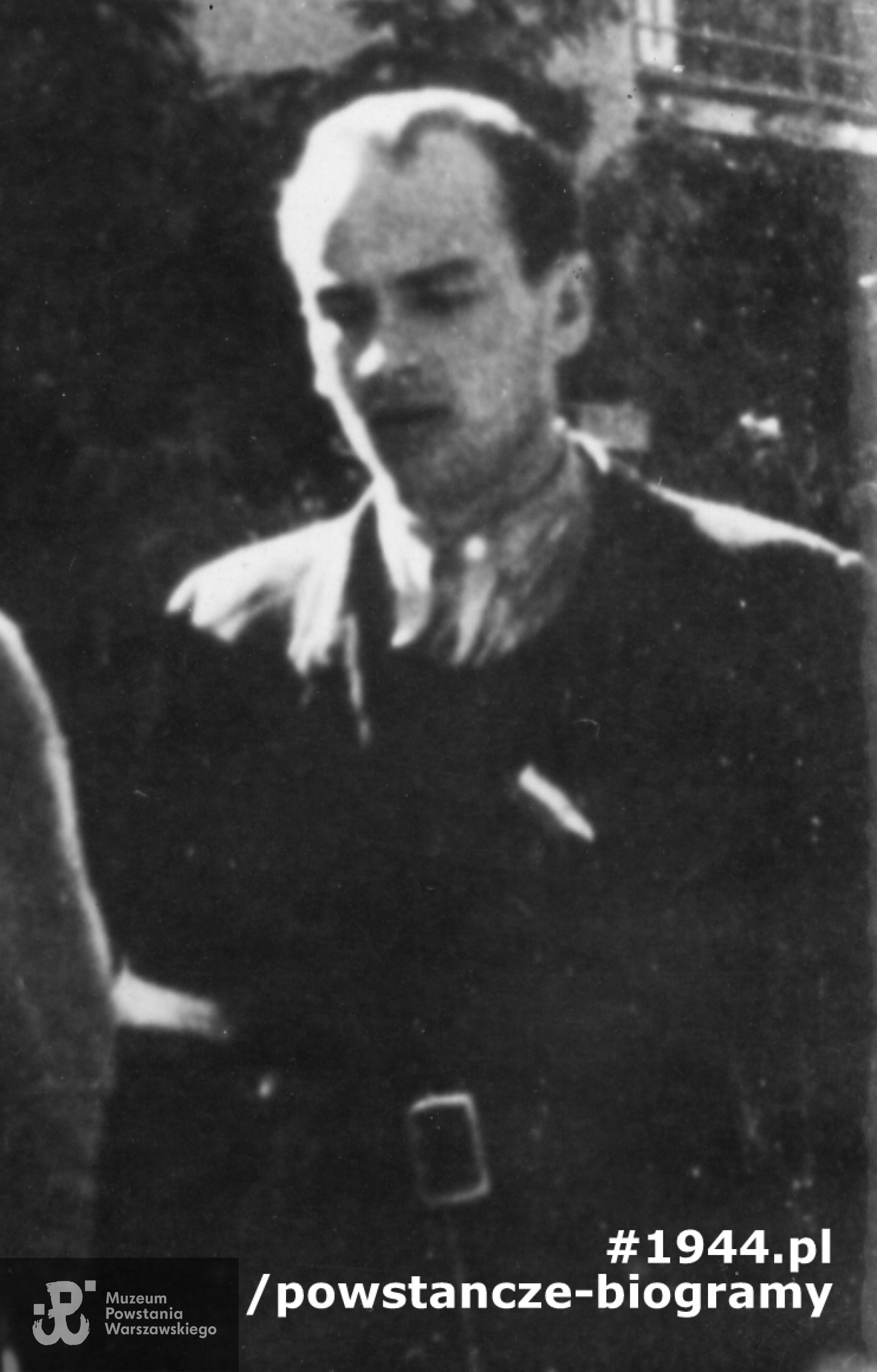 st. uł. pchor. Konrad Pawłowski "Żegota" podczas Powstania Warszawskiego - Mokotów, ulica Tyniecka. Powiększony fragment szerszego ujęcia o sygn. MPW-IK/1684