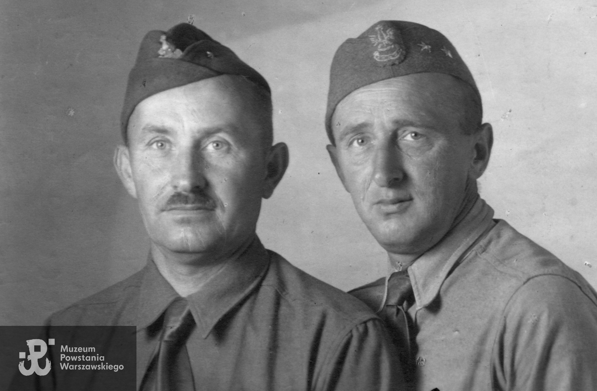 Zdjęcie wykonane w obozie w Lubece, od lewej:  ppor. Ignacy Wartałowicz ps. Bartel i por. Zygmunt Sokołowski  "Zetes". Fotografia ze zbiorów rodzinnych pp. Sokołowskich, zawierająca na odwrocie list Zygmunta do rodziny, pisany 27.07.1945 roku z Lubeki. Skan udostępnił p. Aleksander  Biestek, prawnuk Powstańca.