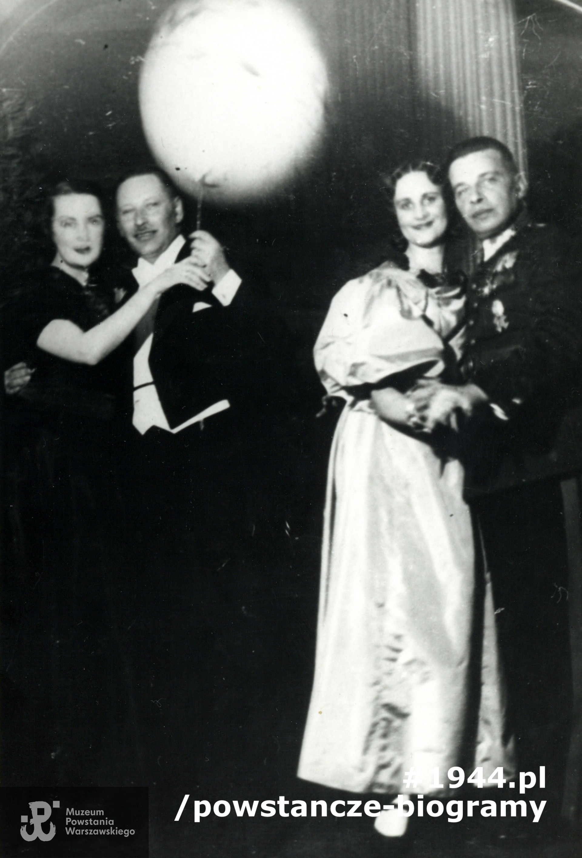 Józef (II z lewej)  z żoną Heleną (II z prawej) podczas balu w Warszawie w latach 30-tych.  Fot. z archiwum rodzinnego córki, p. Hanny Frytowej z domu Kotarba