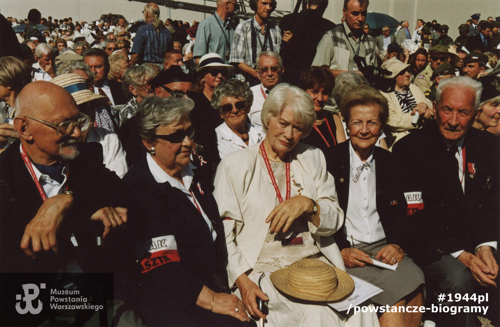 31 lipca 2004 - Przedstawiciele środowisk kombatanckich odsłaniają  w Muzeum Powstania Warszawskiego Mur Pamięci. Fot. z archiwum rodzinnego p. Hanny Stadnik z d. Sikorskiej