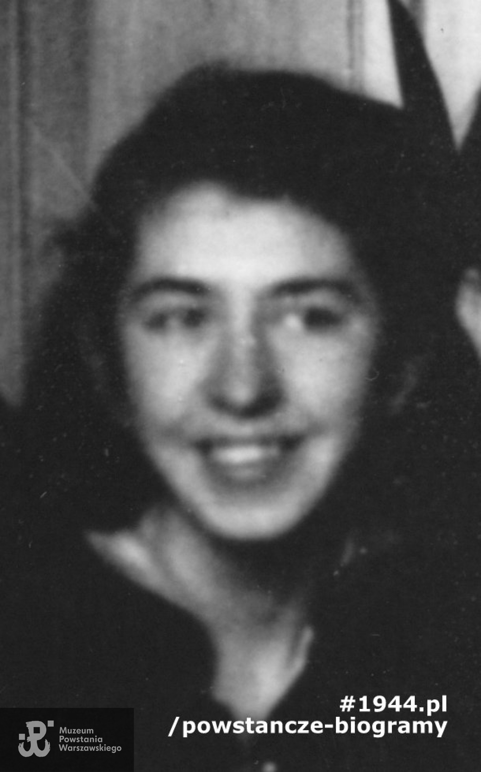 Łącz. Zofia Raciborska ps. "Zosia" (1919-1944).  Fot. ze zbiorów Muzeum Powstania Warszawskiego - fragment szerszego ujęcia. 