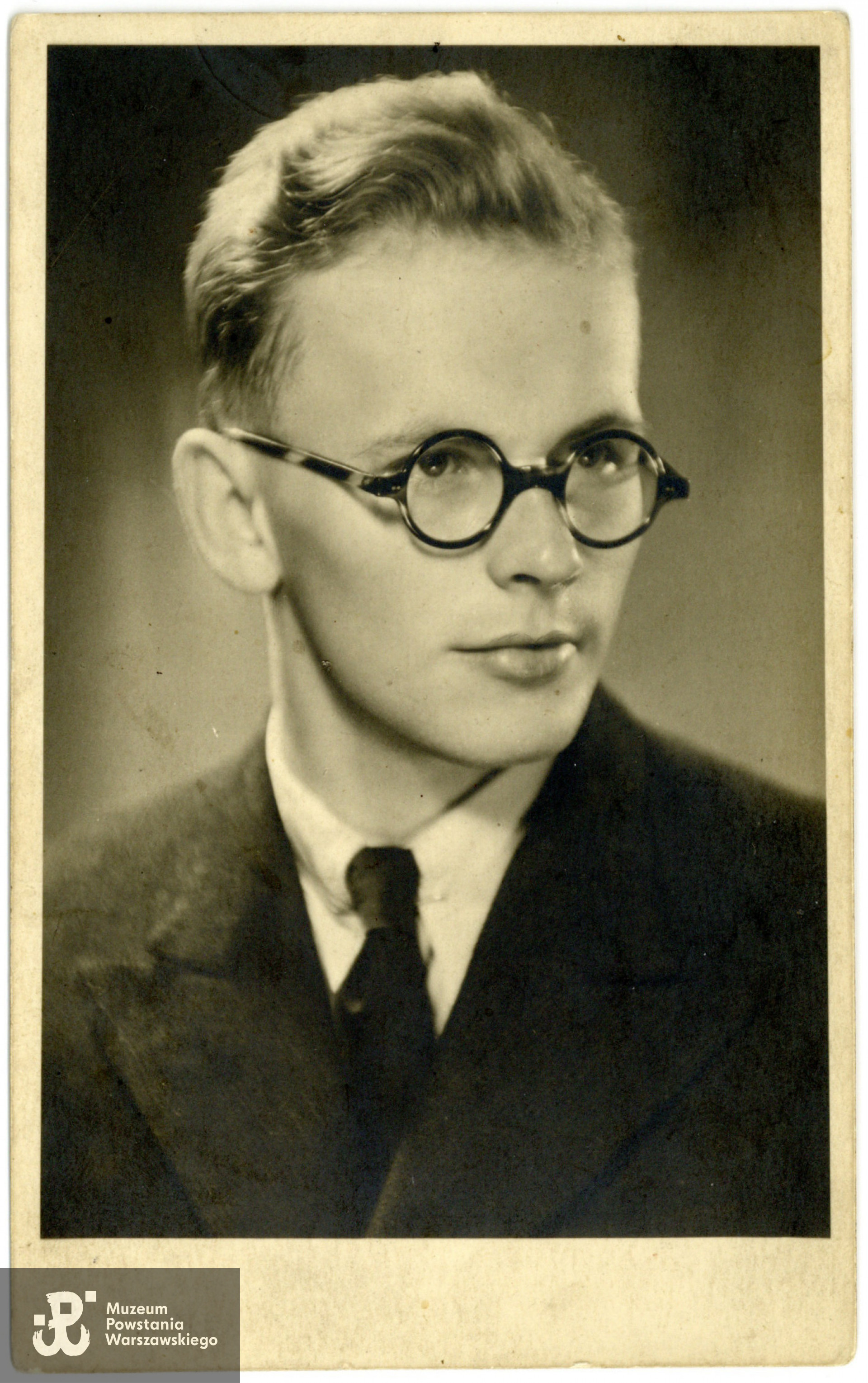 strz. Stanisław Marian Poławski "Wróbel" (1920-1967). Fot. z archiwum rodzinnego p. Pawła Poławskiego, syna Powstańca. Skan wykonano w Muzeum Powstania Warszawskiego w grudniu 2023. 