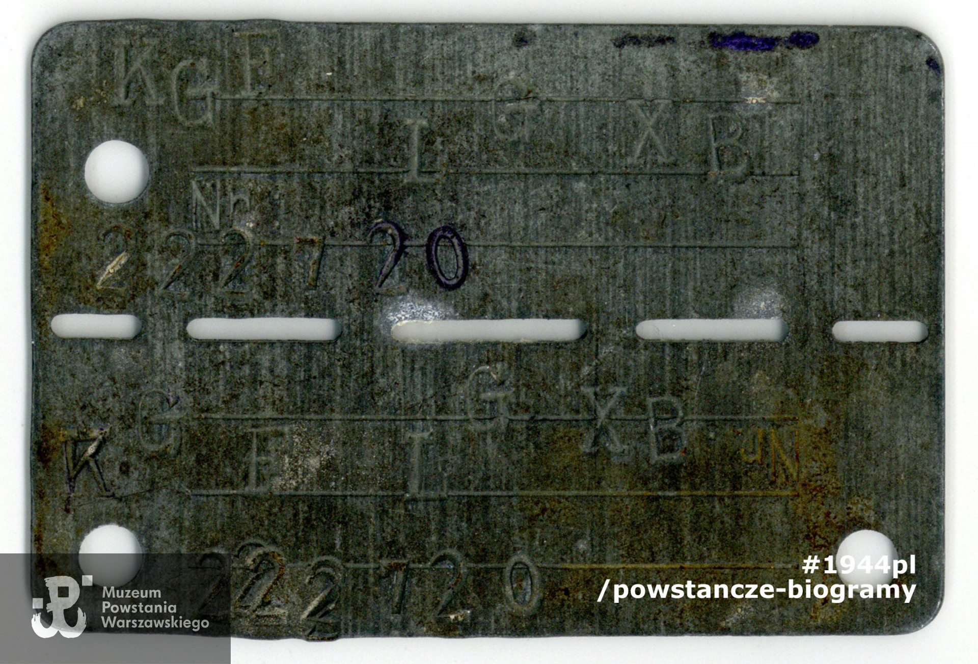 Blaszka identyfikacyjna jeniecka ze Stalagu XB w Sandbostel  (numer 222720), należąca do st. sierż. Stefana Firmiana Stalpińskiego ps. Bułat. Na blaszce wytłoczono podwójny napis:
"Kr Gef Lg.XB 222720". W trzech narożnikach okrągłe otwory do przewleczenia zawieszki (zawieszka nie zachowana). Przez środek blaszki biegnie pięć szczelin, mających ułatwić jej ewentualne przełamanie. Ze zbiorów rodzinnych p. Stefana Stalpińskiego, syna "Bułata". Skan wykonany w Muzeum Powstania Warszawskiego, 02/2020