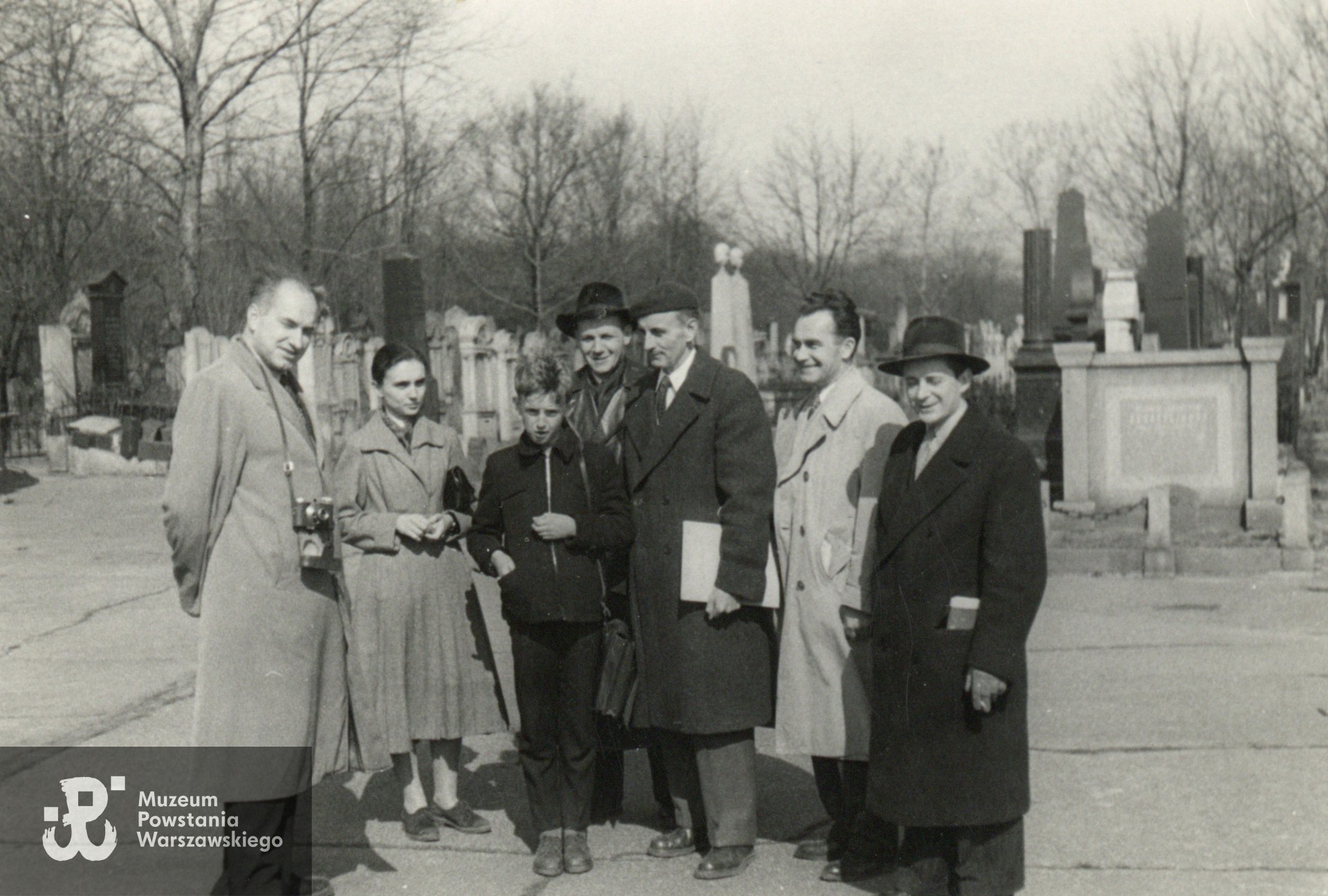 Spotkanie byłych żołnierzy batalionu Zośka na Cmentarzu Żydowskim w Warszawie przy ul. Okopowej, 1963 rok. Na zdjęciu Anna Jakubowska "Paulinka" z synem, obok nich w czarnym płaszczu i kapeluszu stoi z tyłu Jerzy Zalewski ps. Strzała. Fot. ze zbiorów rodzinnych p. Ryszarda Zalewskiego. Skany wykonano w Muzeum Powstania Warszawskiego, 10/2025.