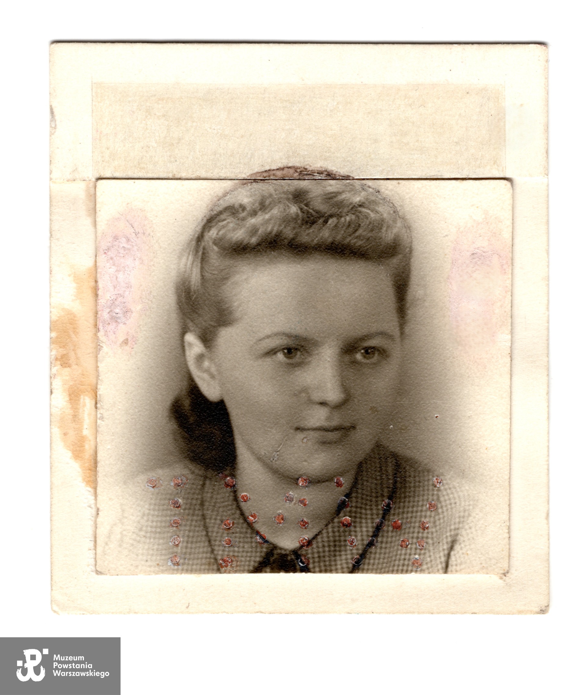 Fotografia, najprawdopodobniej znaleziona wśród dokumentów Anny w gruzach budynku Górskiego 2. Ze zbiorów rodzinnych, udostępniła p. Małgorzata Sielska-Piątkowska, siostrzenica. Skany wykonano w Dziale Kombatanta, 08/2024