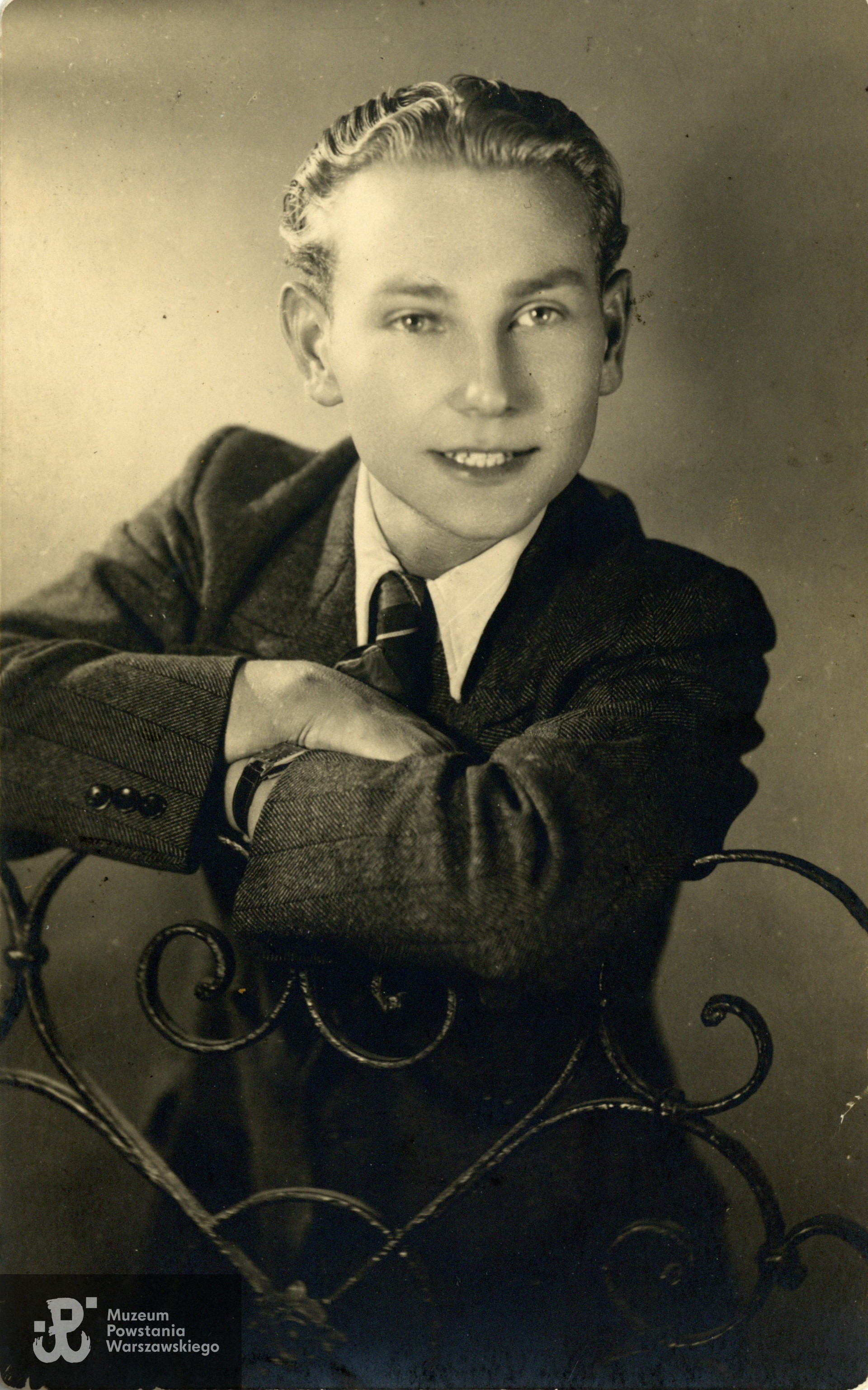 Paweł Lukas ps. Jerzy (1924-1944). Fot. ze zbiorów Muzeum Powstania Warszawskiego,sygn. P/5764/07, dar Czesławy Jamińskiej z d. Szkaradzińskiej, siostry Haliny Szkaradzińskiej, narzeczonej P. Lukasa.