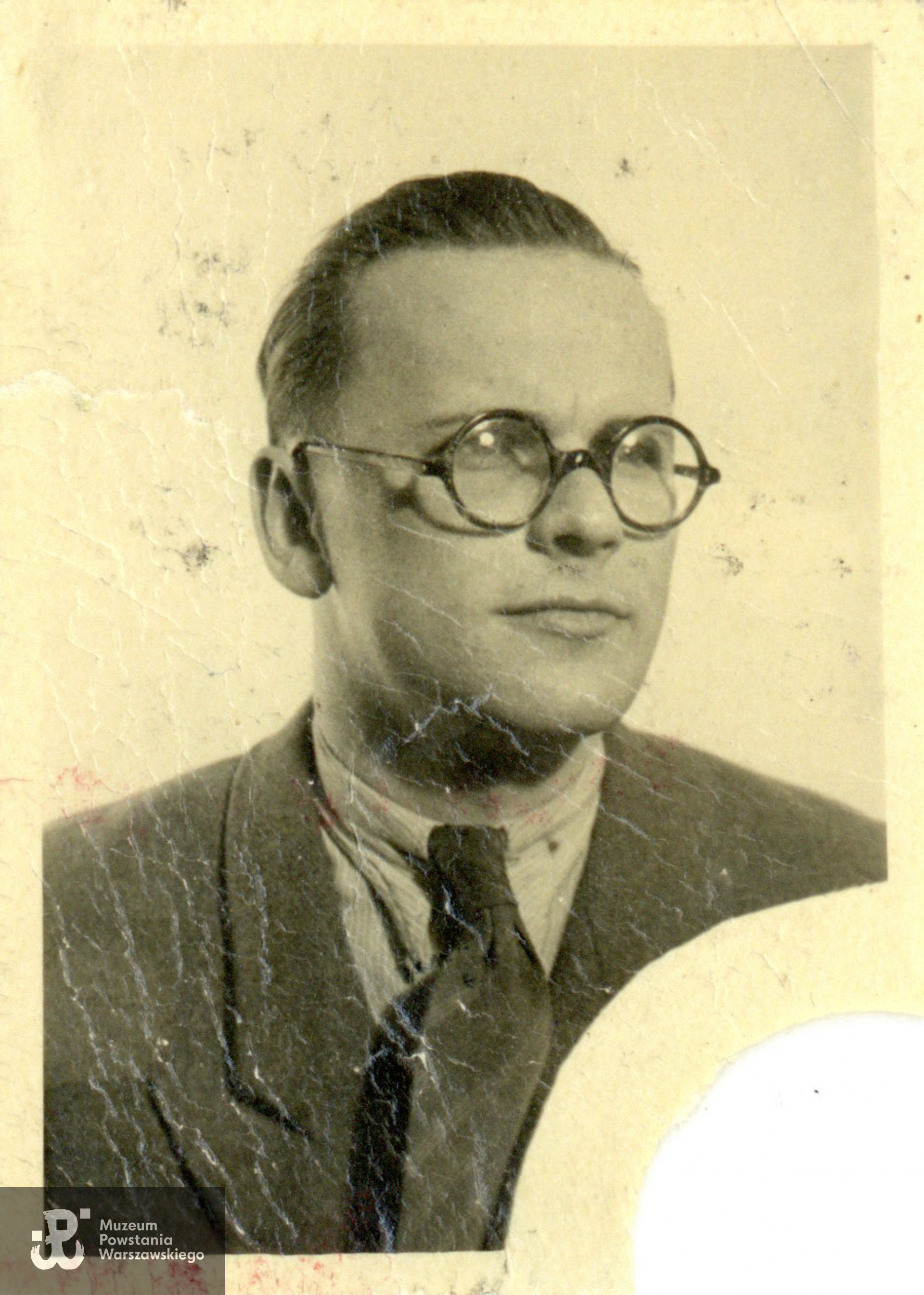 strz. Stanisław Marian Poławski "Wróbel" (1920-1967). Fot. z archiwum rodzinnego p. Pawła Poławskiego, syna Powstańca. Skan wykonano w Muzeum Powstania Warszawskiego w grudniu 2023. 