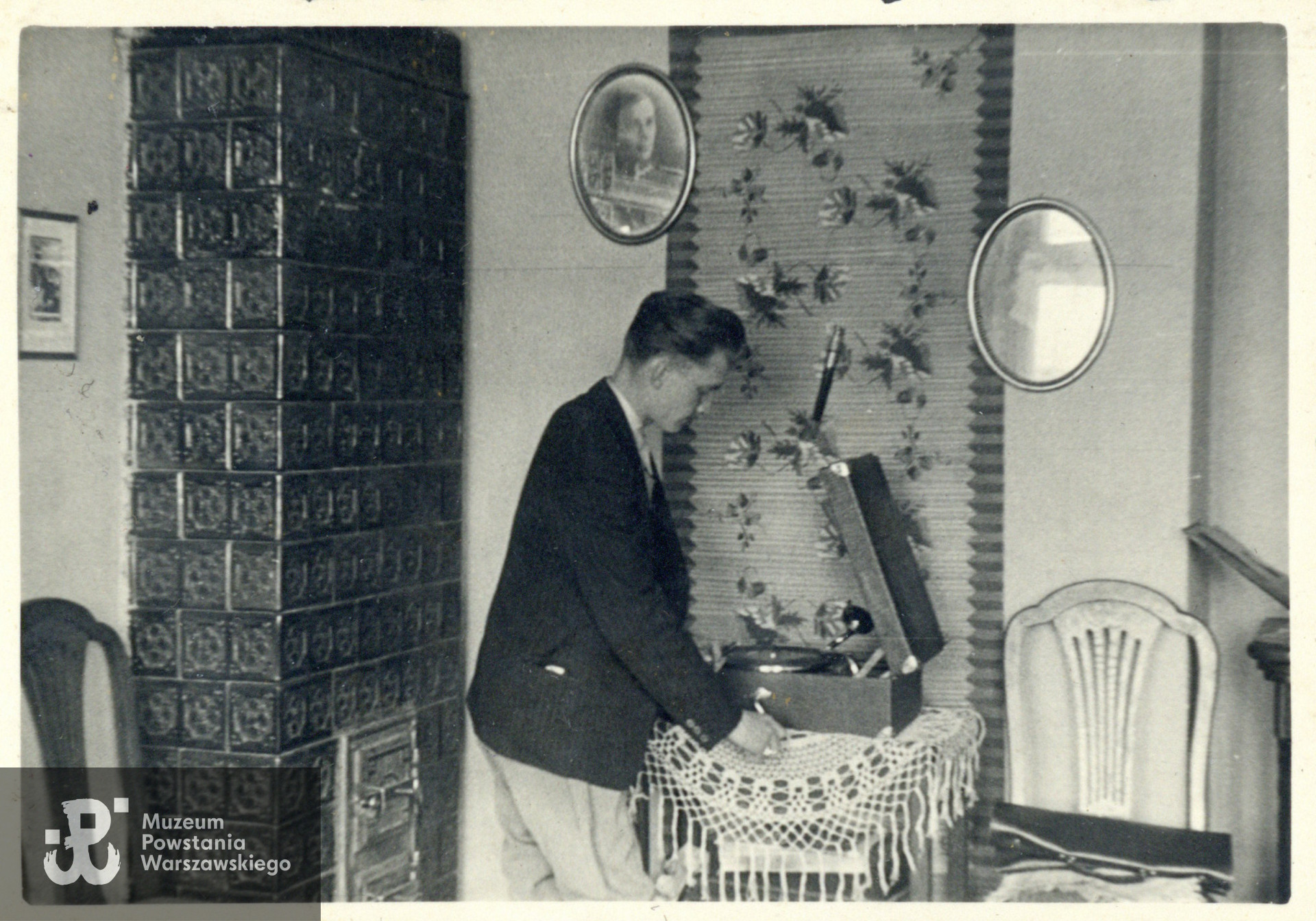 Mieszkanie pp Traczów na Grochowie. Zdzisław Graczyk, „Kala" nastawiający gramofon. Fot. ze zbiorów rodzinnych p. Romana Jelonka 