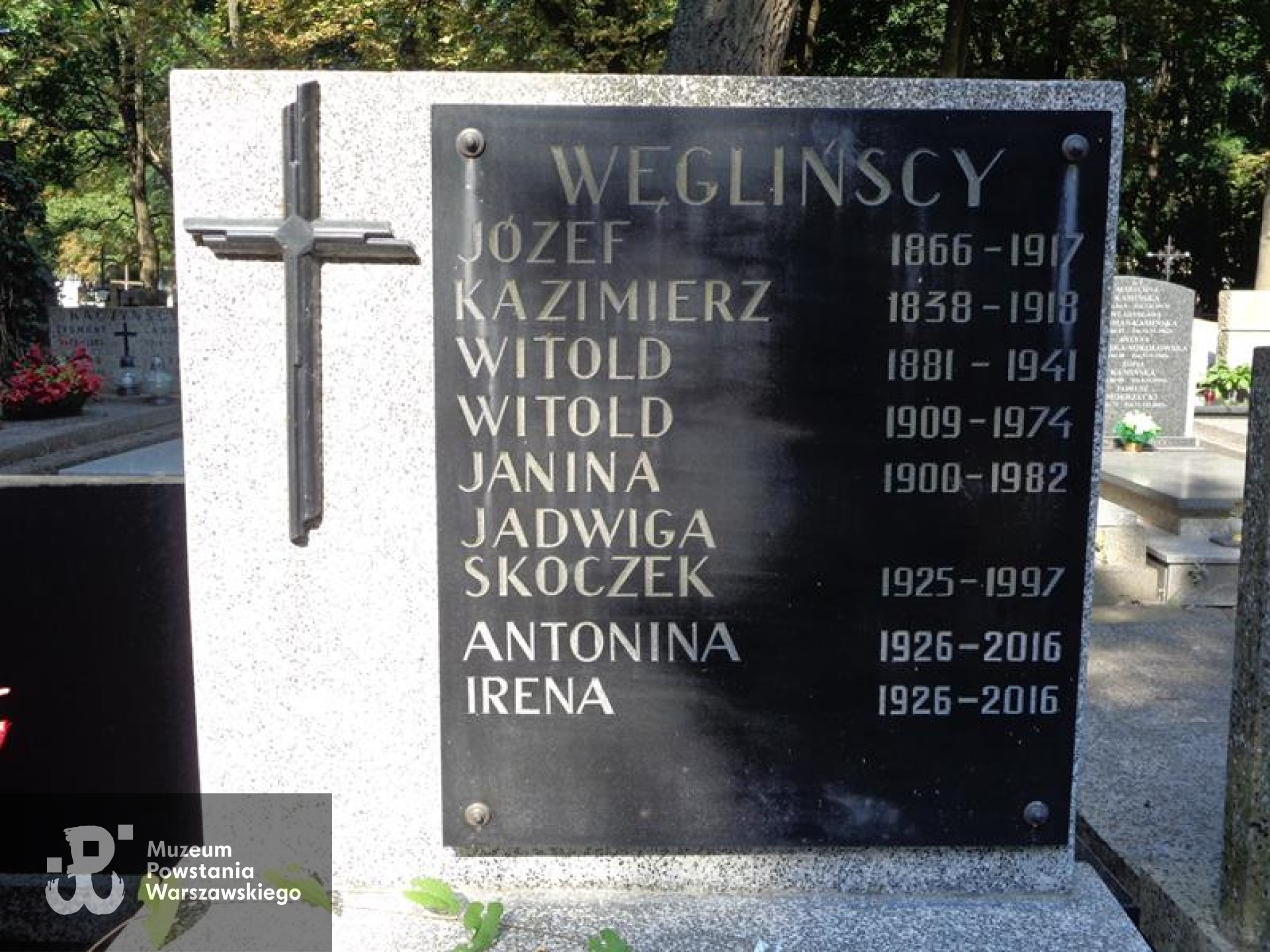 Cmentarz Powązkowski w Warszawie (Stare Powązki), kwatera  326, rząd 1, grób 9. Fot. Warszawskie Zabytkowe Pomniki Nagrobne:  serwis mapowy m. st. Warszawy: <i>cmentarze.um.warszawa.pl</i>