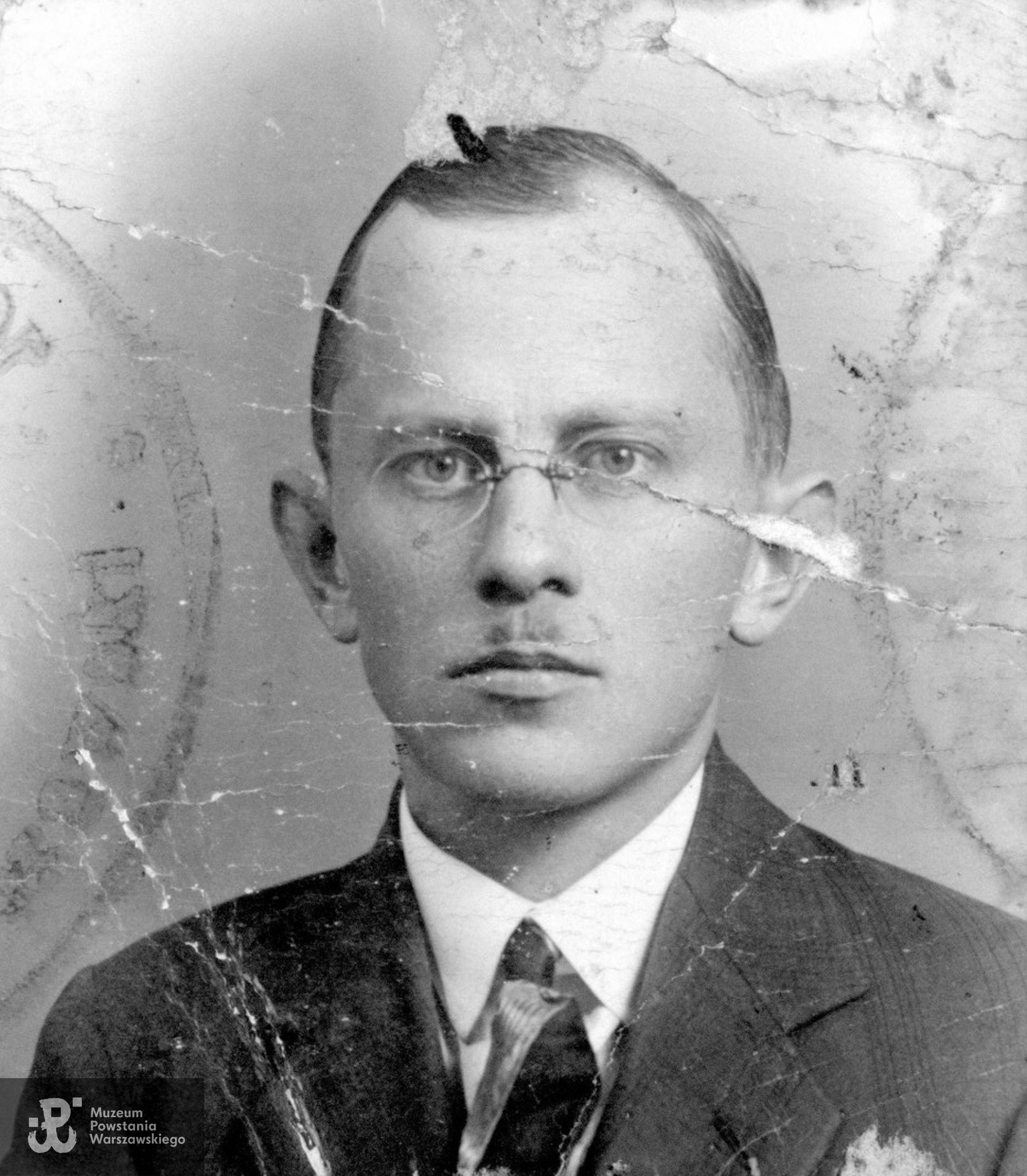 strz. Sergiusz Antoni Adamczyk "Suwak" (1903-1950). Fot. z archiwum rodzinnego p. Hanny Łazowskiej, wnuczki Powstańca. Skany wykonano w Muzeum Powstania Warszawskiego, 07/2024