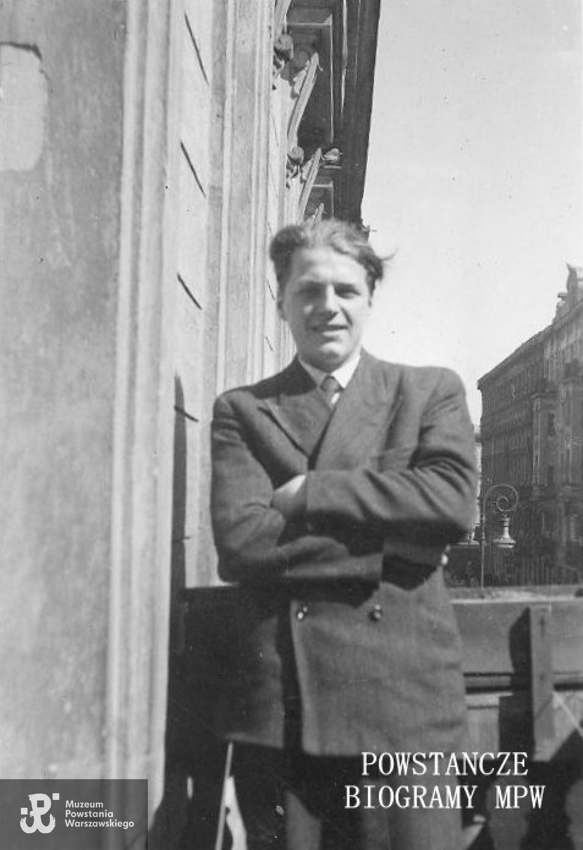 Stanisław Iwanicki  na balkonie  - w tle widok  na ul. Piusa XI 46 (poźniejsza Piękna). Fot. archiwum rodzinne/AR MPW