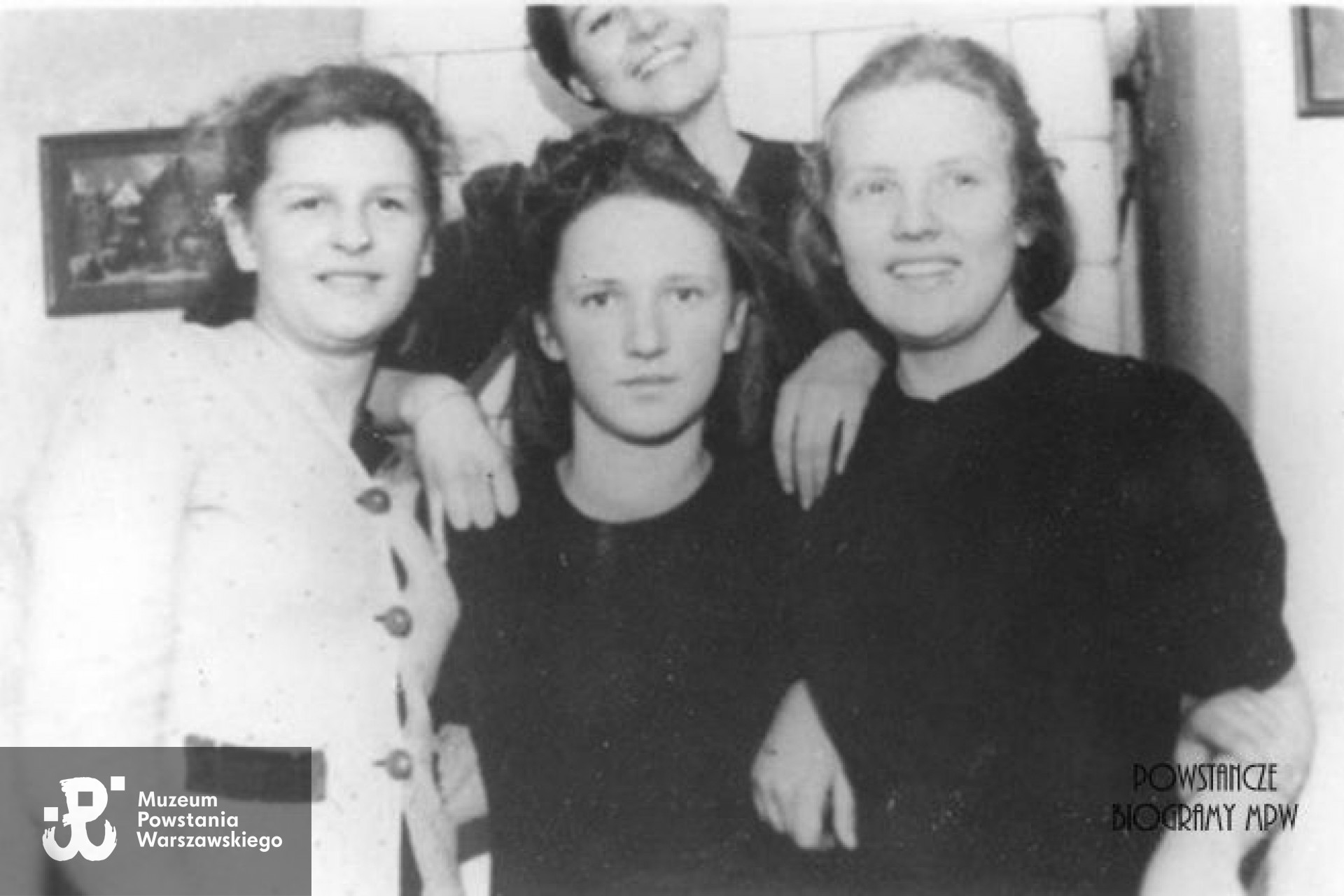 Harcerki w mieszkaniu przy ul. Radnej: pierwsza od lewej: „Bussy”, w środku  zastępowa Grażyna Kostecka „Grażyna”.