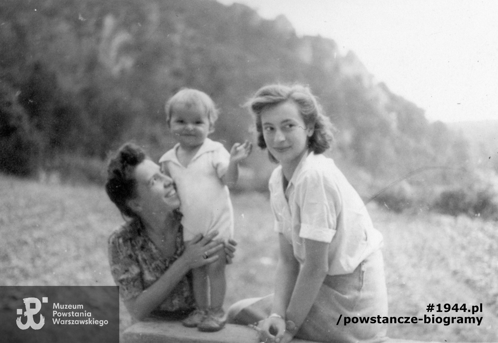 Szaniec, 1946 rok. Od lewej: Anna Kaczyńska z d. Górska ps. „Anula”, sanitariuszka Oddziału Dyspozycyjnego A („Kolegium A” , Zgrupowanie „Radosław") z córką Ewą (obecnie Guttmejer), obok Irena Minkiewicz - Perkowicz „Irena”, „Ryfka”. Fot. z archiwum rodzinnego p. Ewy Guttmejer z domu Kaczyńskiej.