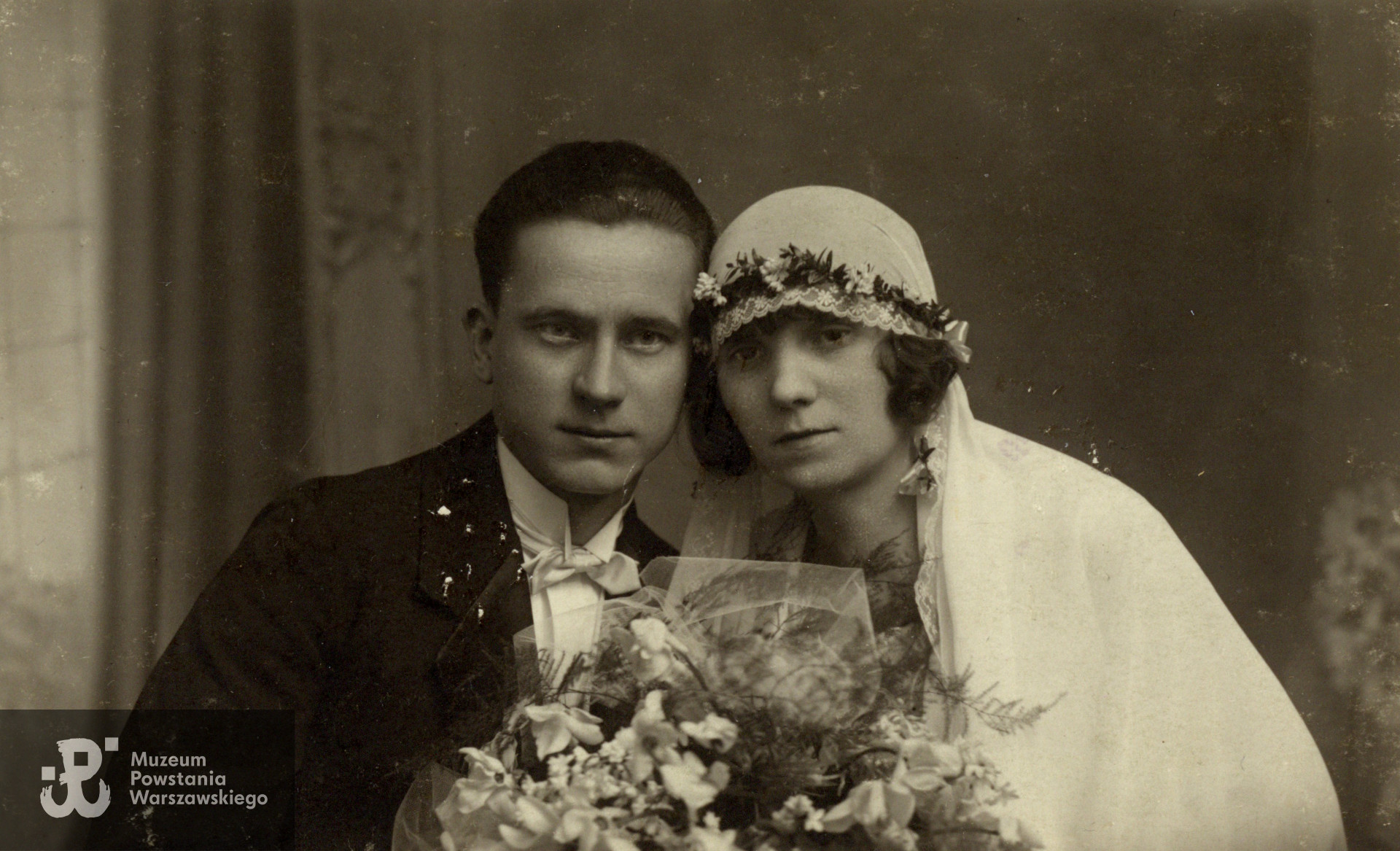 Władysław i Janina Kwiatkowscy - rodzice Edwarda, fotografia ślubna. Według przekazu rodzinnego Władysław Kwiatkowski, pracownik  Państwowego Monopolu Tytoniowego przy ul. Kaliskiej brał udział w Powstaniu Warszawskim na Ochocie. 12 sierpnia 1944 roku został osadzony w KL Auschwitz, a następnie przeniesiony do  KL Natzweiler. Fot. ze zbiorów rodzinnych,  udostępniły  p. Dorota Zbiegniewska-Lech i p. Anna Zbiegniewska-Lis, siostrzenice Powstańca. Skany wykonano w Muzeum Powstania Warszawskiego w lutym 2024 r. 