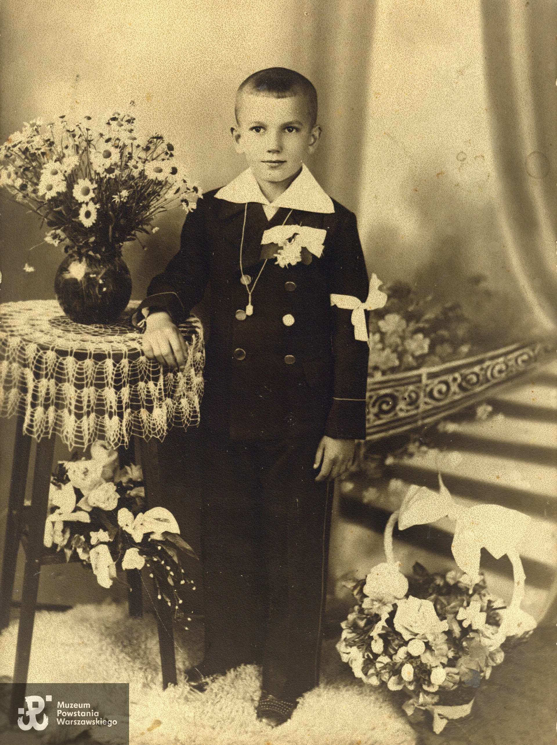 Sylwester Gwiazda ok. 1935 roku - pamiątka I Komunii Św. Zdjęcie wykonane w zakładzie fotograficznym Syrena przy ul. Grochowskiej 198.  Fot. ze zbiorów  rodzinnych, udostępnił  syn, p. Andrzej Gwiazda za pośrednictwem p. Daniela Wolborskiego (PTTK 'Varsovia").