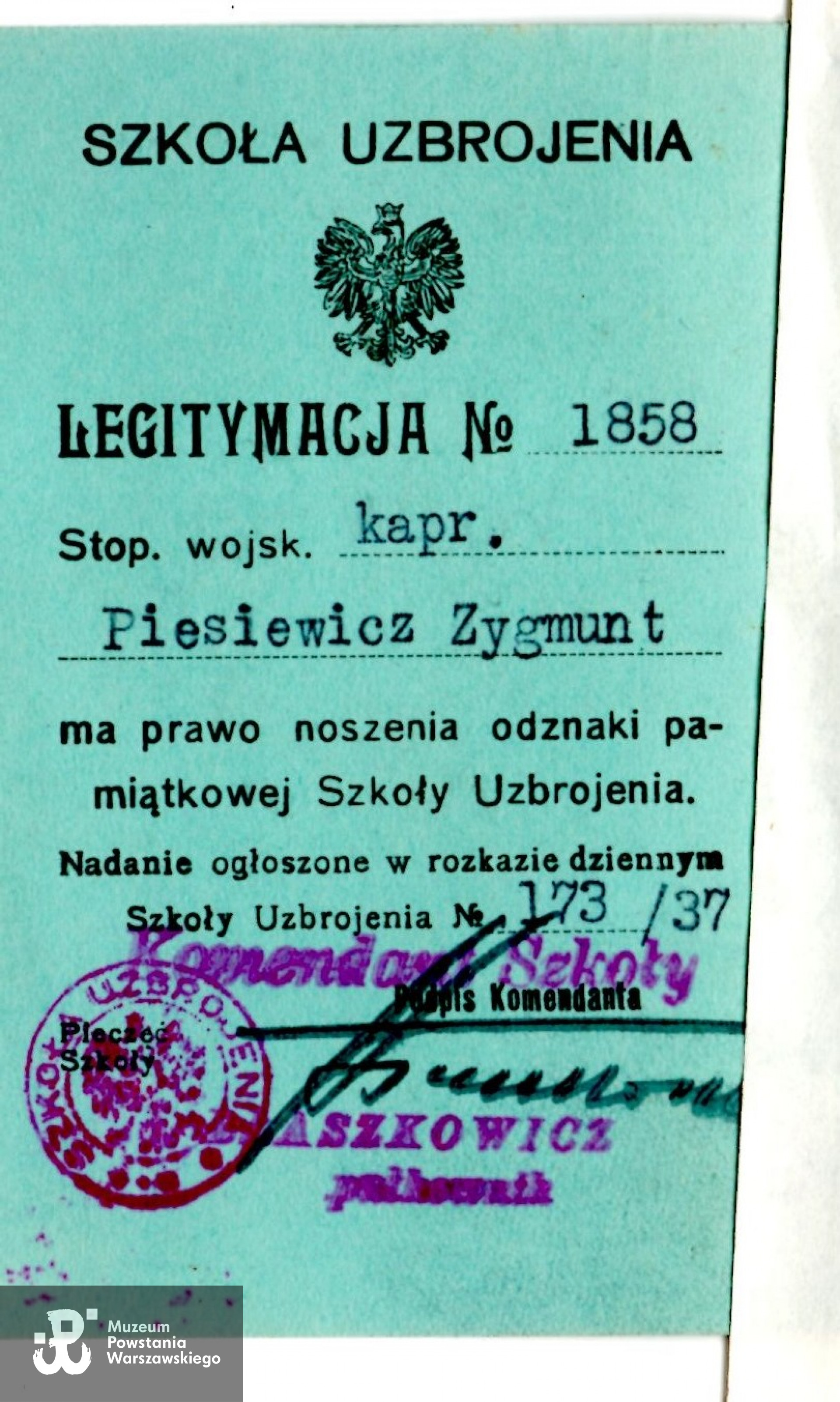 Legitymacja kaprala Zygmunta Piesiewicza z 1937 roku wystawiona przez Szkołę Uzbrojenia. Na dole widoczny podpis Komendanta Szkoły,  płk uzbr. Karola Błaszkowicza. Ze zbiorów rodzinnych, skan udostępnił p. Włodzimierz Piesiewicz