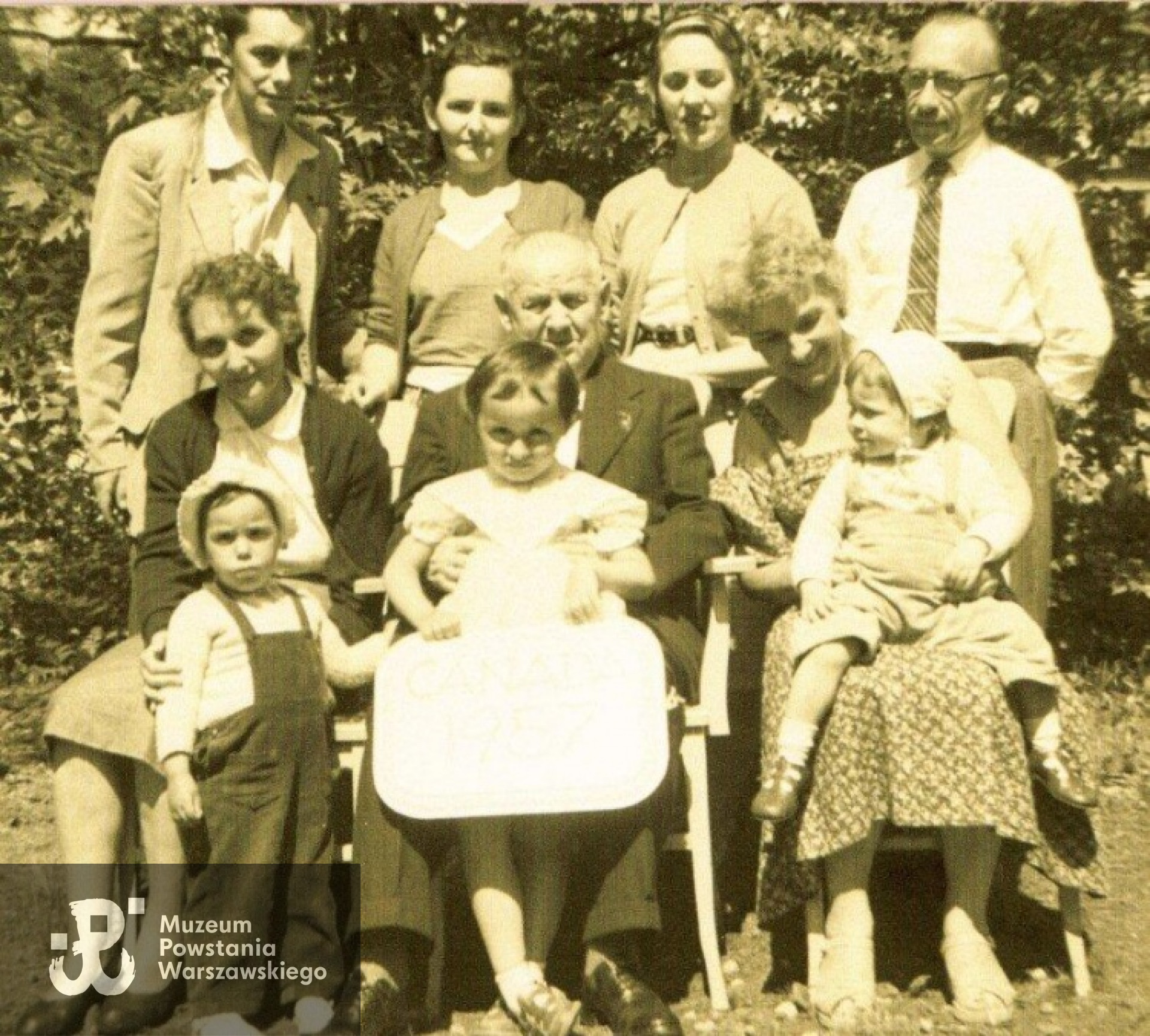 Spotkanie rodzinne. Górny rząd od lewej: Maciej Szymański, Hanna Kamler-Szymańska, Halinka Kilarska Klepacz, Mieczysław Krawczyk. Dolny rząd od lewej: Zofia Krawczyńska Kamler z wnuczką Anną Szymańską, płk. Stanisław Klepacz "Jesion" z Dorotą Szymańską i Zofia Kamler Klepacz z wnuczką Krysią Klepacz