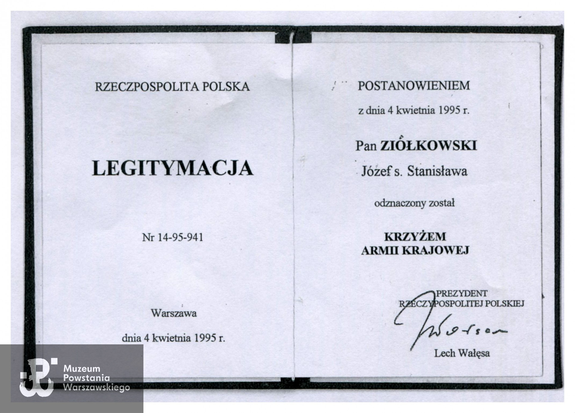 Kserokopia legitymacji odznaczeniowej - Krzyża Armii Krajowej. Źródło: Muzeum Powstania Warszawskiego, teczki personalne uczestników PW, udostępnił p. Józef Ziółkowski