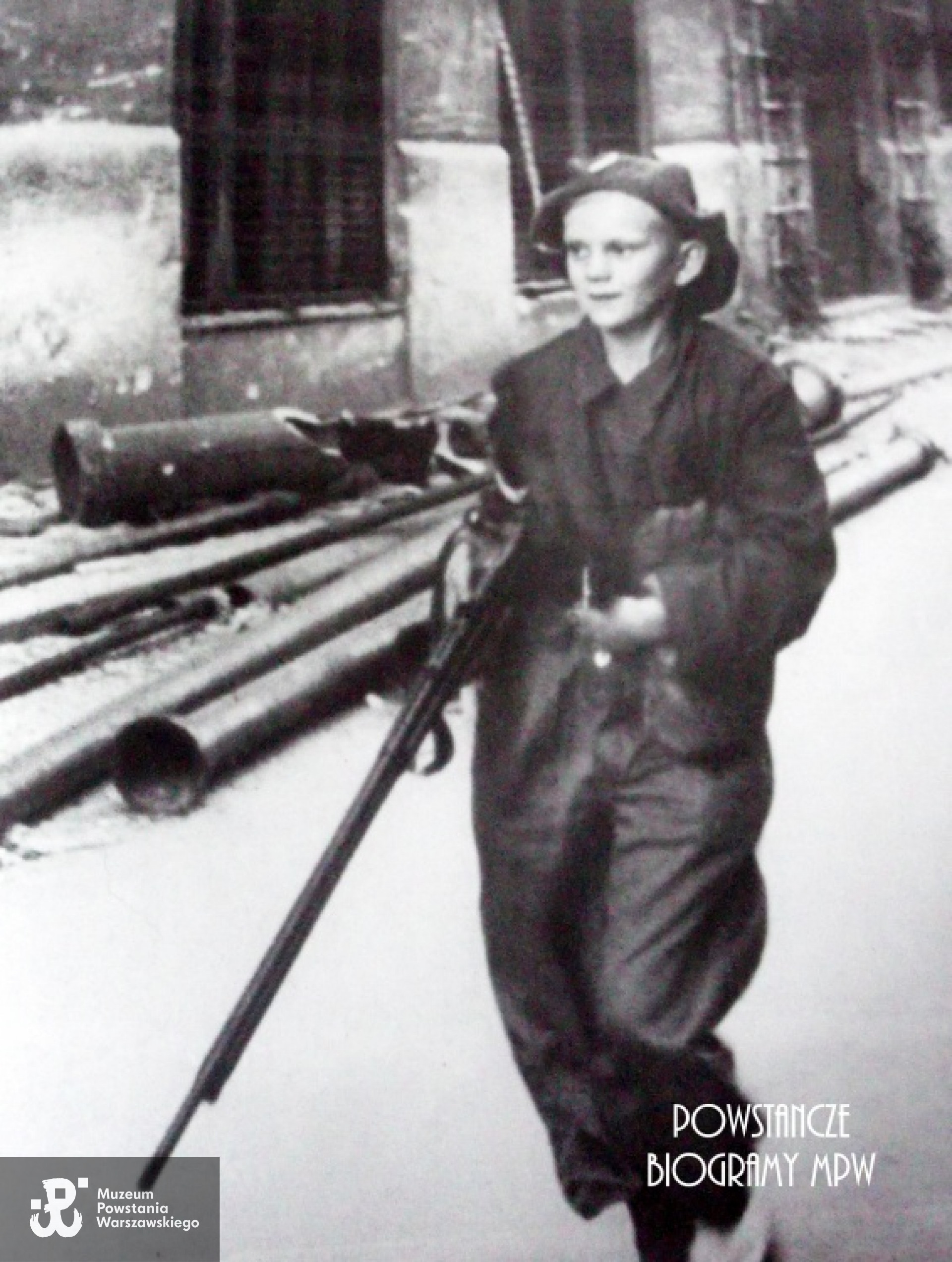 Zdjęcie z albumu  Stanisława  Kopfa  "63 dni"  opisane jako "nieznany powstaniec" . Rodzina rozpoznała w chłopcu 14-letniegp Antoniego Pękalę ps."Miś". Fot. udostępnił p. Michał Pałgan