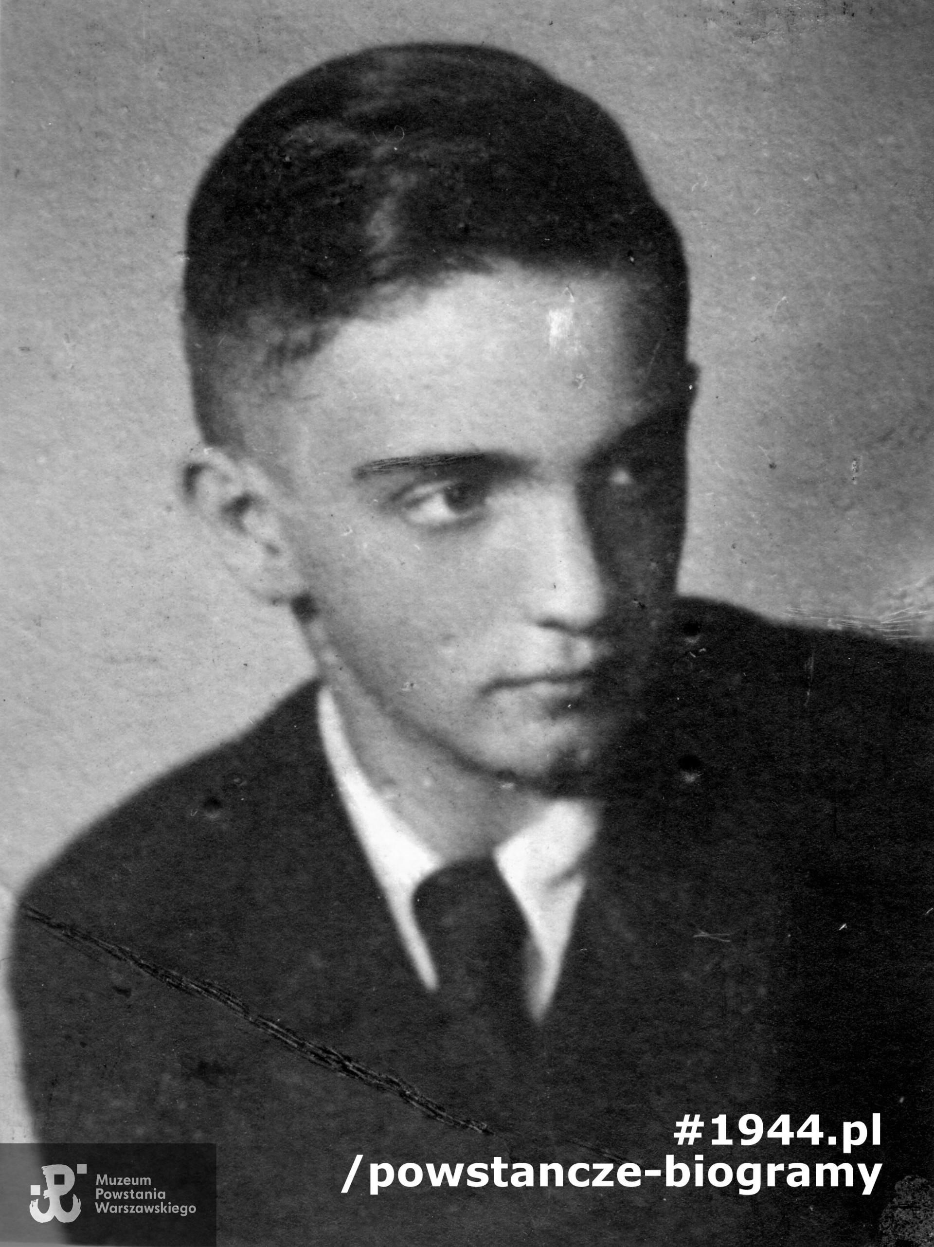 Edward Tomiak (1921-1944). Fotografia portretowa. Ze zbiorów Muzeum Powstania Warszawskiego, sygn. MPW-IP/4945/2