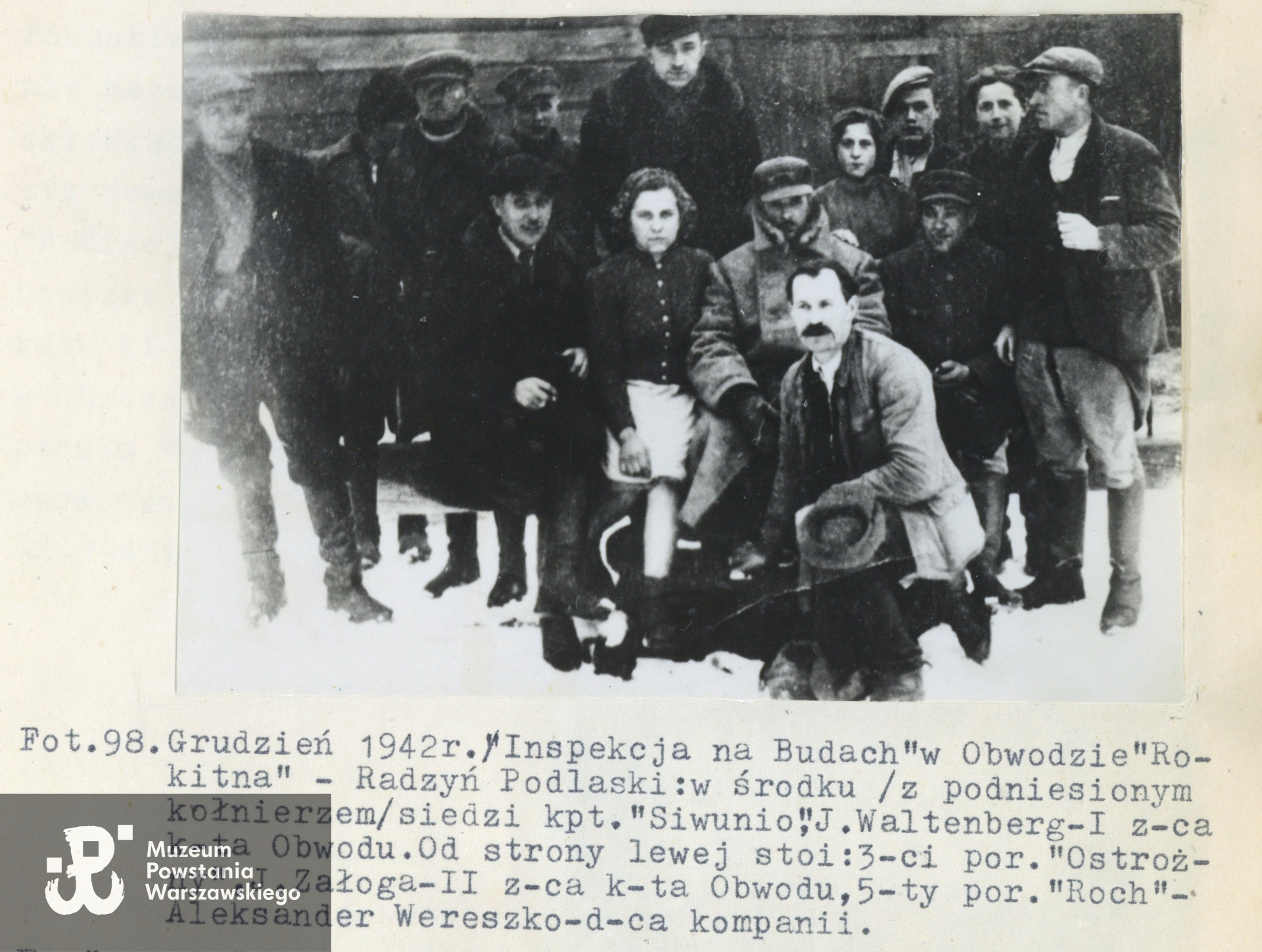 Radzyń Podlaski, grudzień 1942 roku. Inspekcja na Badach w Obwodzie „Rokitna”. Widoczni na zdjęciu: kpt. „Siwunio” J. Waltenberg, I zastępca komendanta Obwodu (w środku, z podniesionym kołnierzem),  od strony lewej trzeci  stoi  por. „Ostrożny”, Józef Załoga, II zastępca komendanta Obwodu, piąty - por. „Roch", Aleksander Wereszko, dowódca kompanii. Zbiory rodzinne, udostępniła   córka, p. Izabela Rola z domu Załoga 