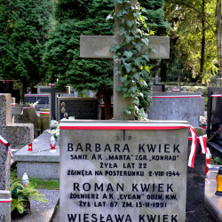 Warszawa, Cmentarz Wojskowy na Powązkach, kwatera A-23, rząd 7, grób 19. Zdjęcie mogiły autorstwa p. Anny Szarejko.