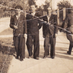 Fotografia wykonana w drugim półroczu 1945 roku. Na zdjęciu widoczni żołnierze „Radosława” -  z  prawej Zbigniew Siarkiewicz „Grzmot” z batalionu „Pięść„ i Janusz Brzeziński  „Zan” z ”Parasola