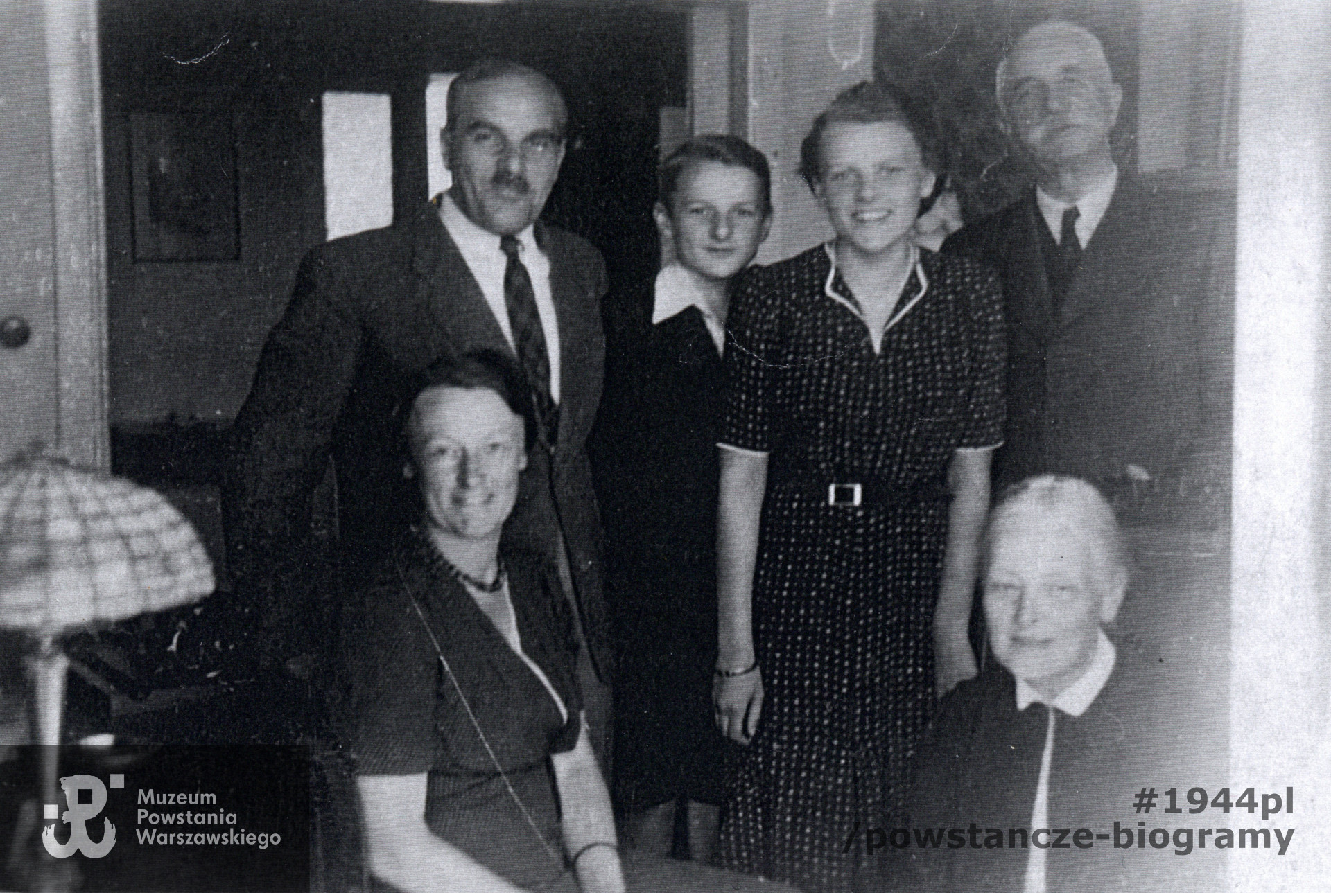 Warszawa, 1946 rok. Spotkanie rodzinne. Stoją w górnym rzędzie od lewej: Tadeusz Rutkowski (ojciec), Józef Rutkowski (młodszy brat Aliny),  Alina Rutkowska, obok brat dziadka Zygmunt Brudziński. Siedzą od lewej: Janina Rutkowska (matka Aliny) oraz babcia Alina Brudzińska. Fot. ze zbiorów rodzinnych udostępnione przez p. Jana Polaczka, syna Aliny Polaczkowej z d. Rutkowskiej ps. Alina