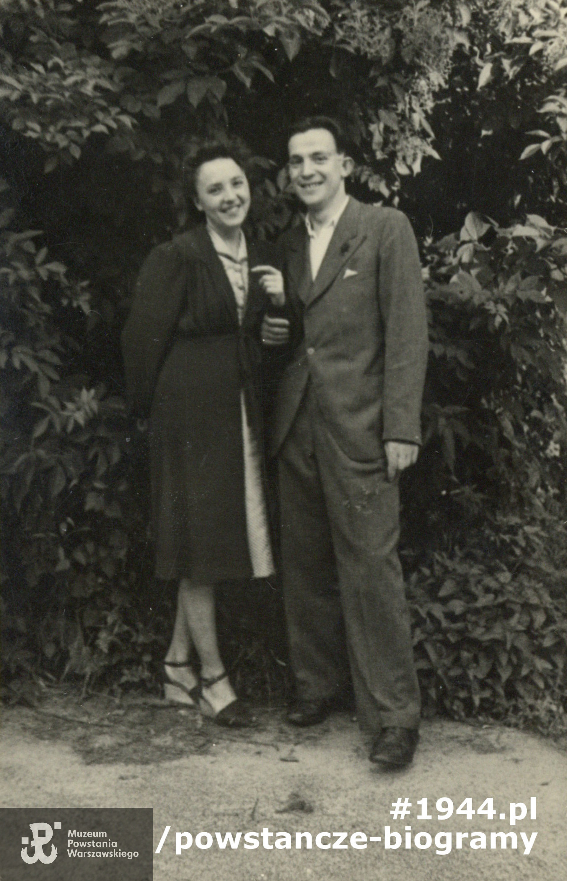  Z mężem Henrykiem Woźniakiem ps. "Jaxa", fotografia wykonana w okresie okupacji niemieckiej. Fot. z  archiwum rodzinnego p. Anny  Kulik z domu Woźniak.