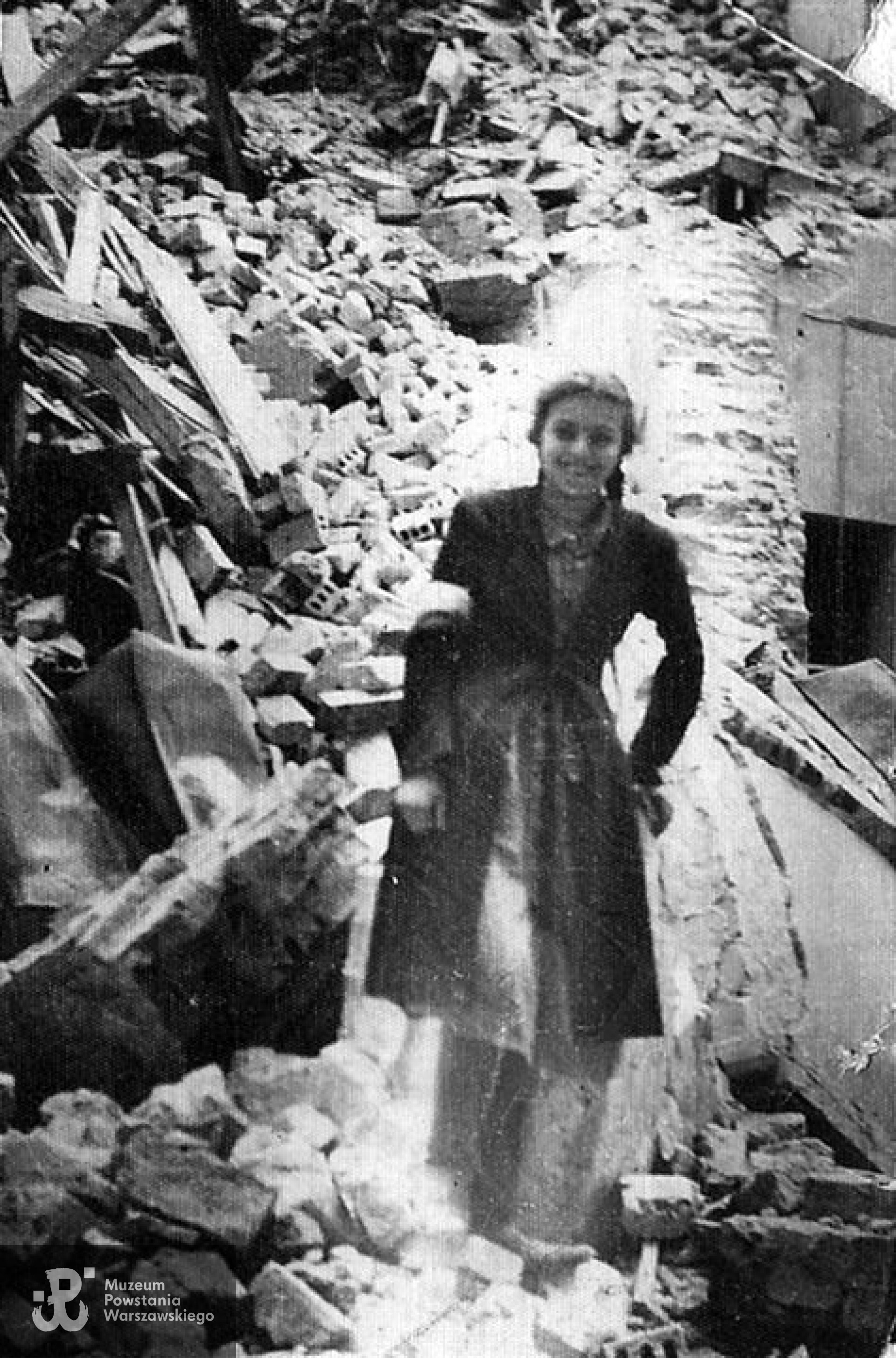 Ruiny ul. Szkolnej, połowa września 1944 r. Anna Halina Jakubowska "Hanka"podczas Powstania Warszawskiego. Fot. z archiwum Andrzeja Szkody