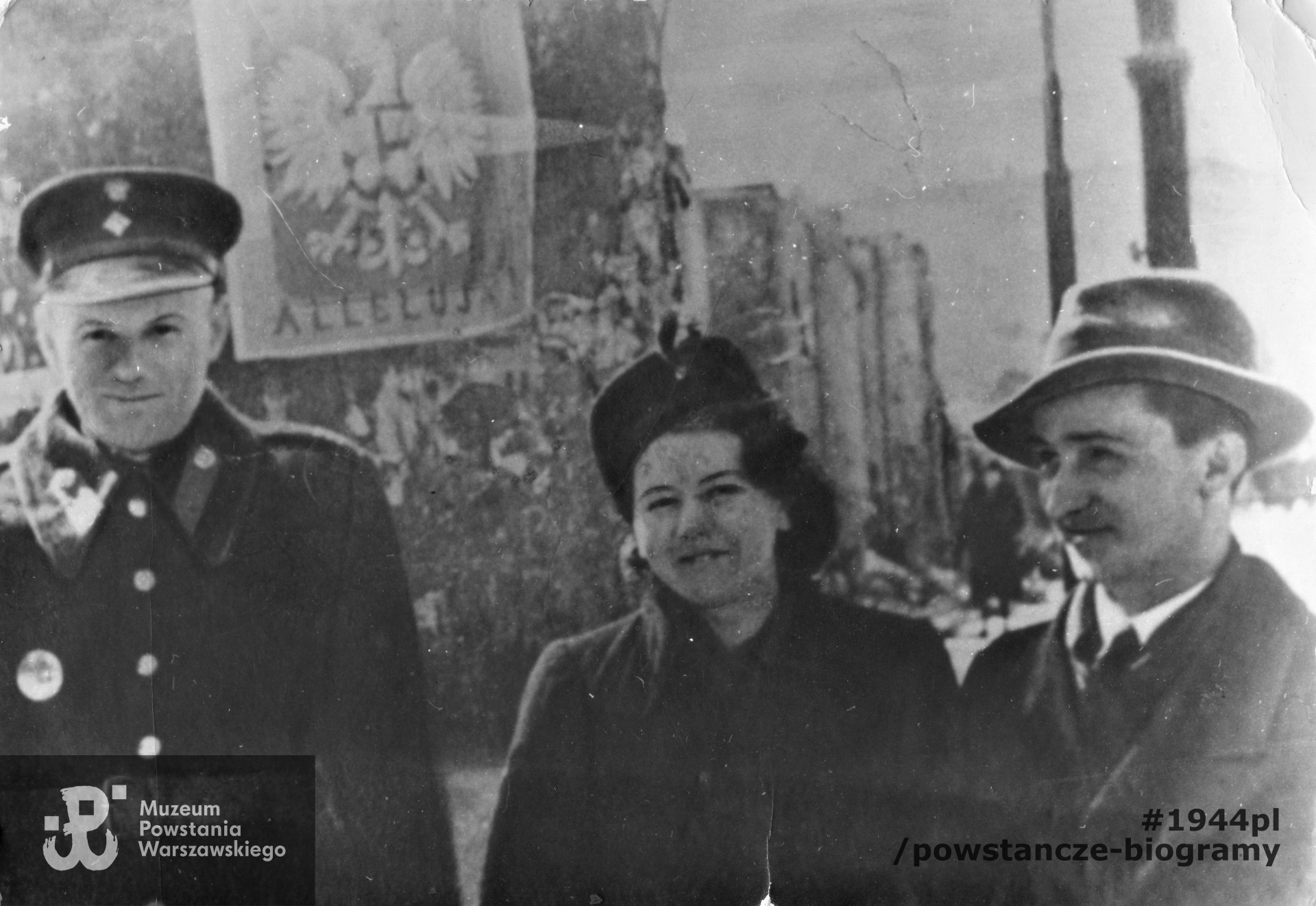 Warszawa, kwiecień 1944 - od lewej „Sławoj”, "Dąbrówka" (Cecylia Tomalska, po wojnia Mańk) i „Ned" (por. Edward Mańk).  Fot. ze zbiorów rodzinnych pp. Tomalskich