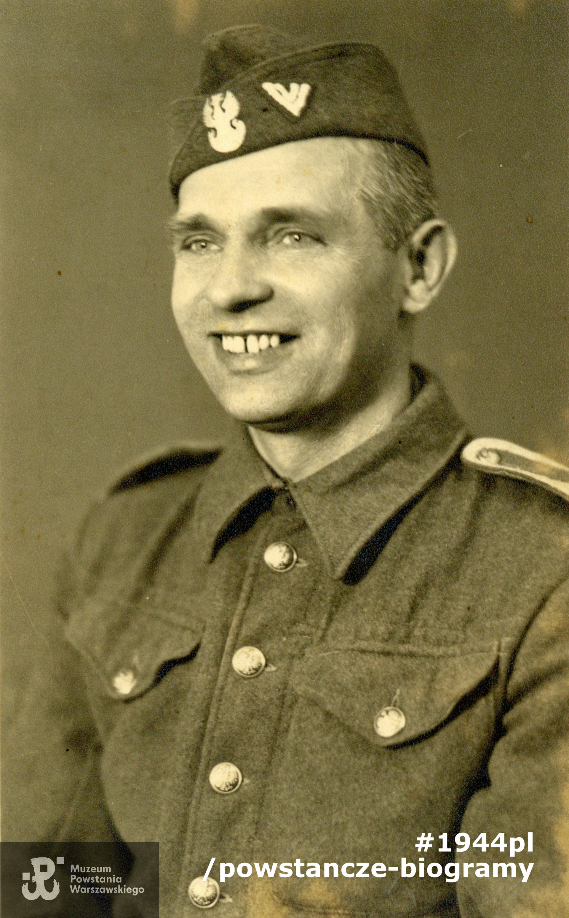 Stefan Firmian  Stalpiński „Bułat”.  Fotografia wykonana po wyzwoleniu, podczas dalszego pobytu w Niemczech.  Na rewersie opis „Bad Münder Bad Münder am Deister, Brytyjski Czerwony Krzyż, szpital nr 5". Fotografia ze zbiorów rodzinnych p. Stefana Stalpińskiego, syna ”Bułata„. Skan wykonany w Muzeum Powstania Warszawskiego, 02/2020