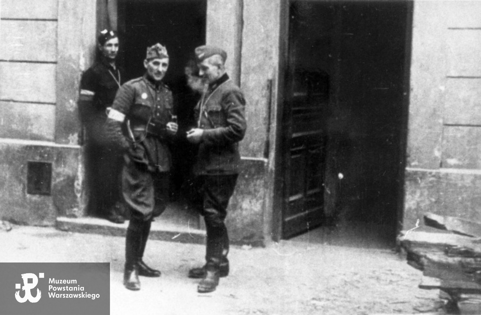 Porucznik Edward pierwszy po prawej. Zdjęcie ze zbiorów MPW