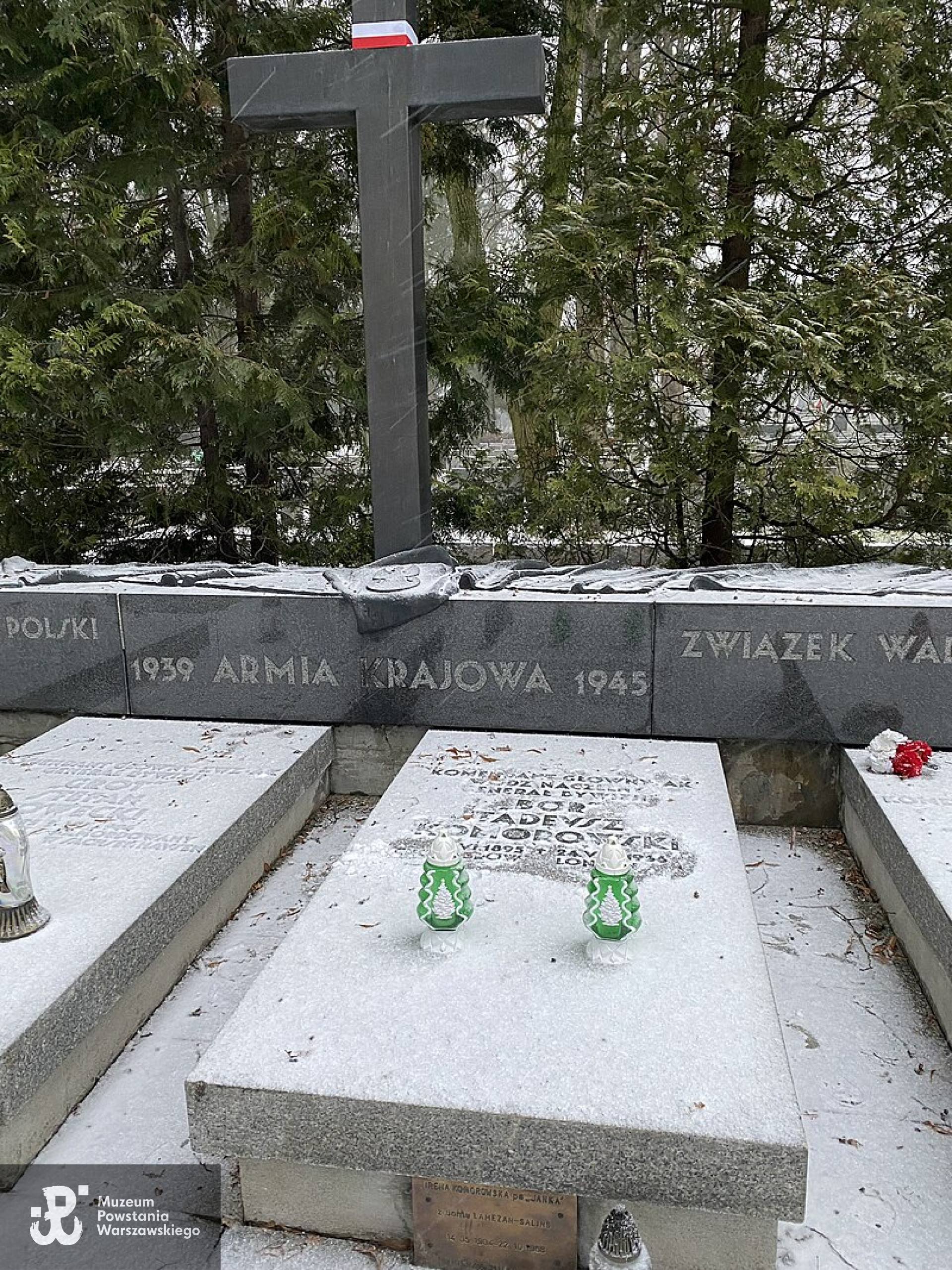 Powązki Wojskowe - Kwatera Komendy Głównej AK, miejsce pochowania Ireny i Tadeusza Komorowskich. Fot. Wikipedia, domena publiczna 