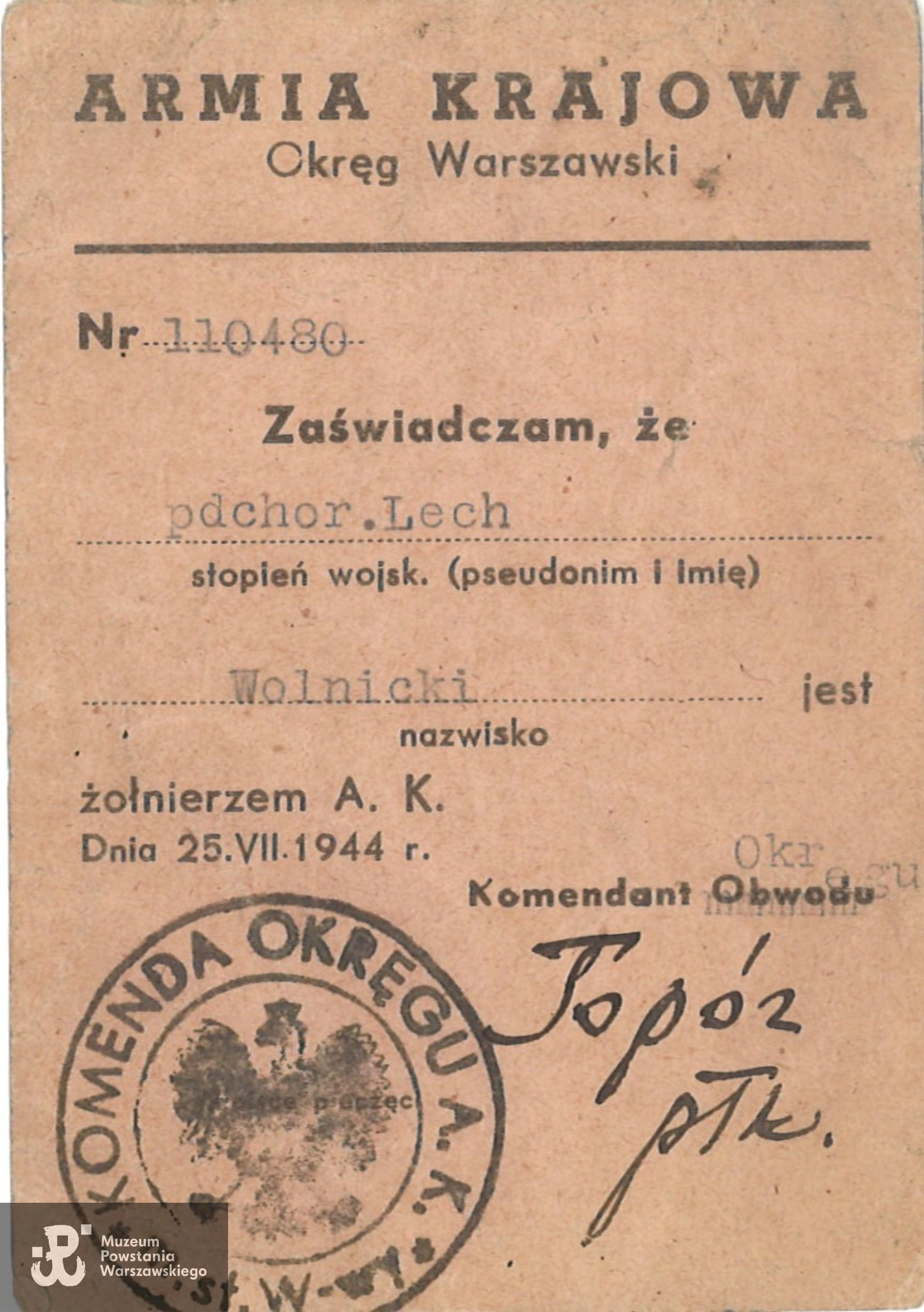 Należąca do Tadeusza Wolnickiego legitymacja Armii Krajowej nr 110480.  Dokument ze zbiorów rodzinnych p. Zbigniewa Grzegorza Wolnickiego, syna Powstańca, skan udostępniła dr Katarzyna Wolnicka, wnuczka (2024)