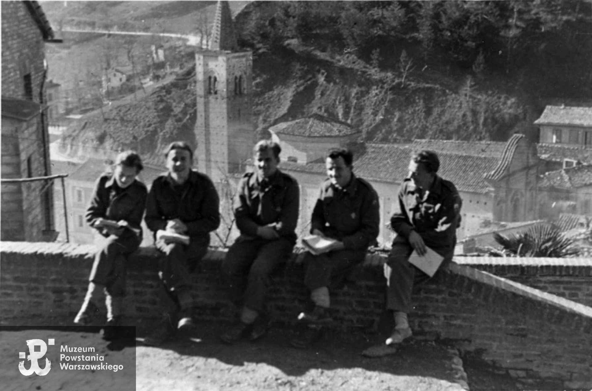 Nauka z kolegami przed egzaminem. Pierwszy od lewej Krzysztof Głuchowski. Amandola luty 1946 rok. Fot. z archiwum rodzinnego Krzysztofa Głuchowskiego.