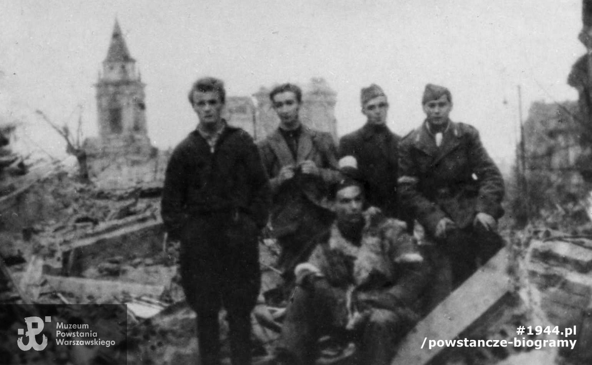 Fotografia z Powstania Warszawskiego - Władysław Sipiński "Władek", Zbigniew Piasecki "Czekolada", Jan Rzewuski "Dewajtis", "Dąbrówka" (prawdopodobnie Marian Grzechnik ps. Dąbrówka),  "Jastrząb". Fot. ze zbiorów Muzeum Powstania Warszawskiego, sygn. P/6932-171