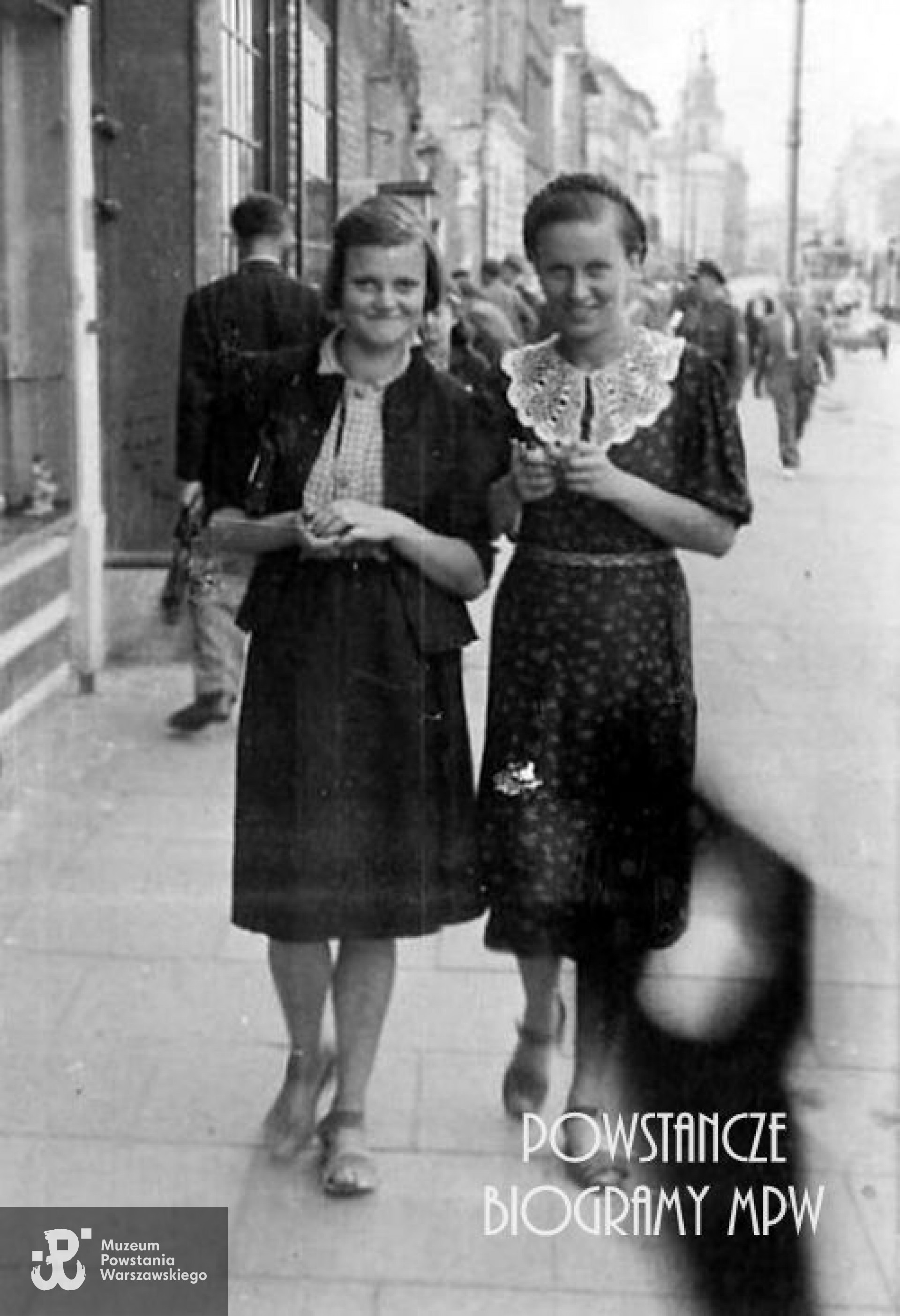 Barbara Bobrownicka z siostrą Marią. Zdjęcie wykonane podczas okupacji na Nowym Świecie w Warszawie. Fot. archiwum rodzinne.