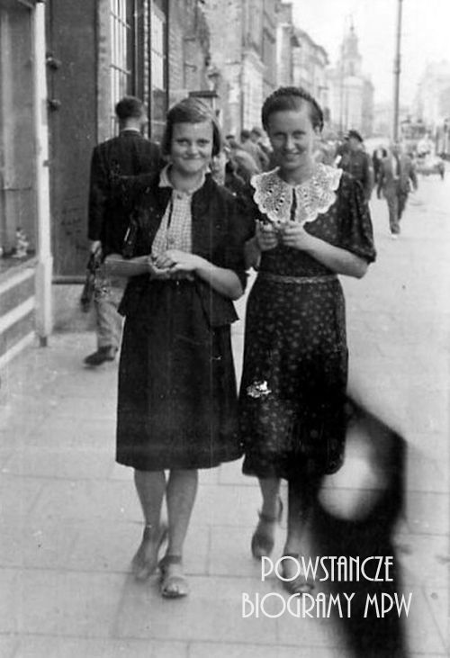 Barbara Bobrownicka z siostrą Marią. Zdjęcie wykonane podczas okupacji na Nowym Świecie w Warszawie. Fot. archiwum rodzinne.