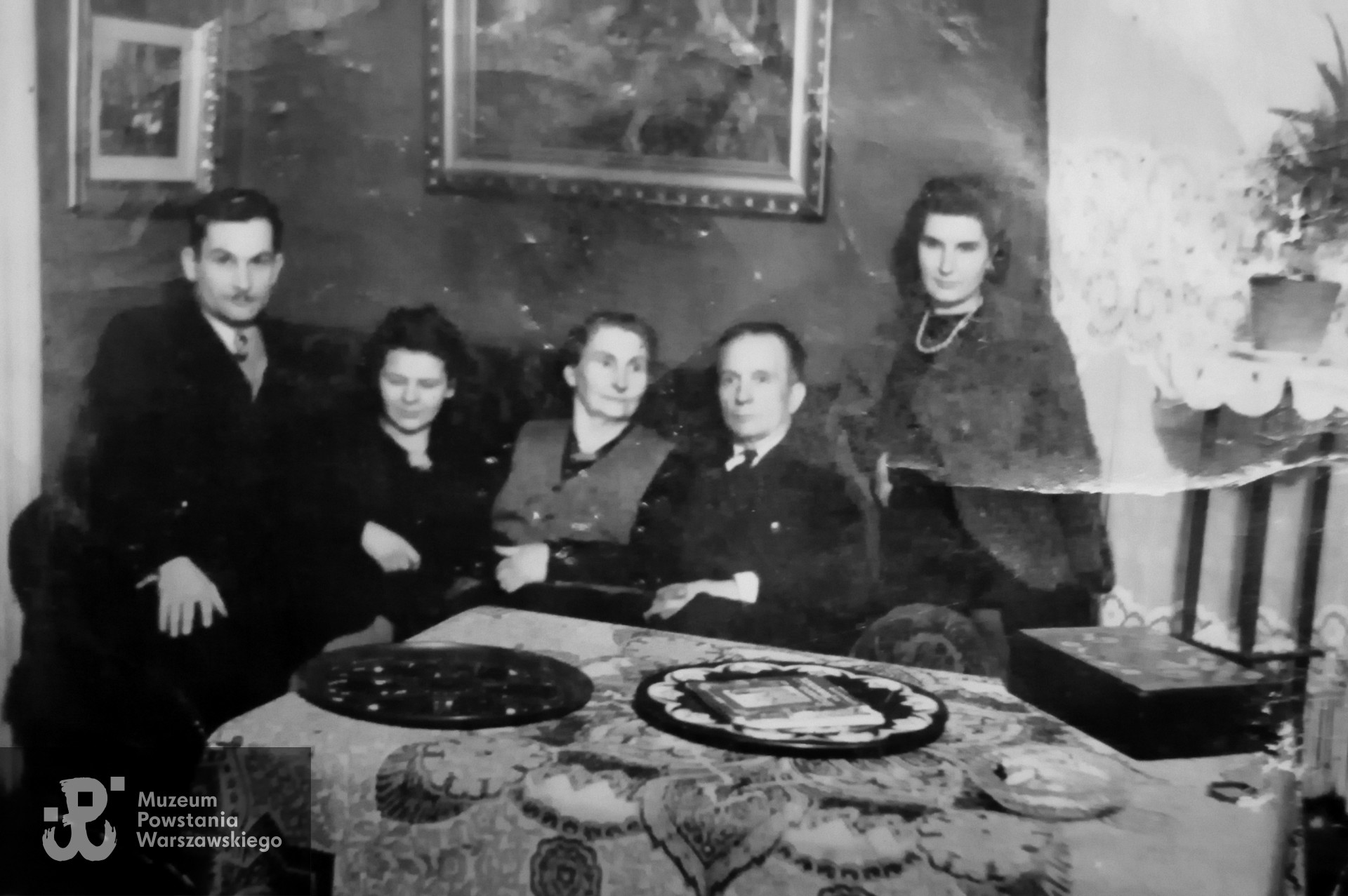 Halina Etminis z mężem i teściami w Osuchowie, styczeń 1944 rok. Od lewej: Jerzy Kozak, Halina Kozak z d. Etminis, teściowie Jadwiga i Anastazy Kozakowie.  Z archiwum rodzinnego  p. Barbary Ajnenkiel