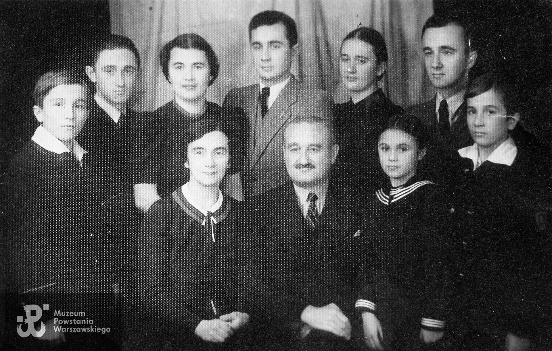 Piotr i Wanda (Pelagia) Gałąskowie z dziećmi - zdjęcie wykonane przewdopodobnie w II połowie lat 30-tych. Fot. ze zbiorów prywatnych, skan udostępniła p. Anna Zamecznik 