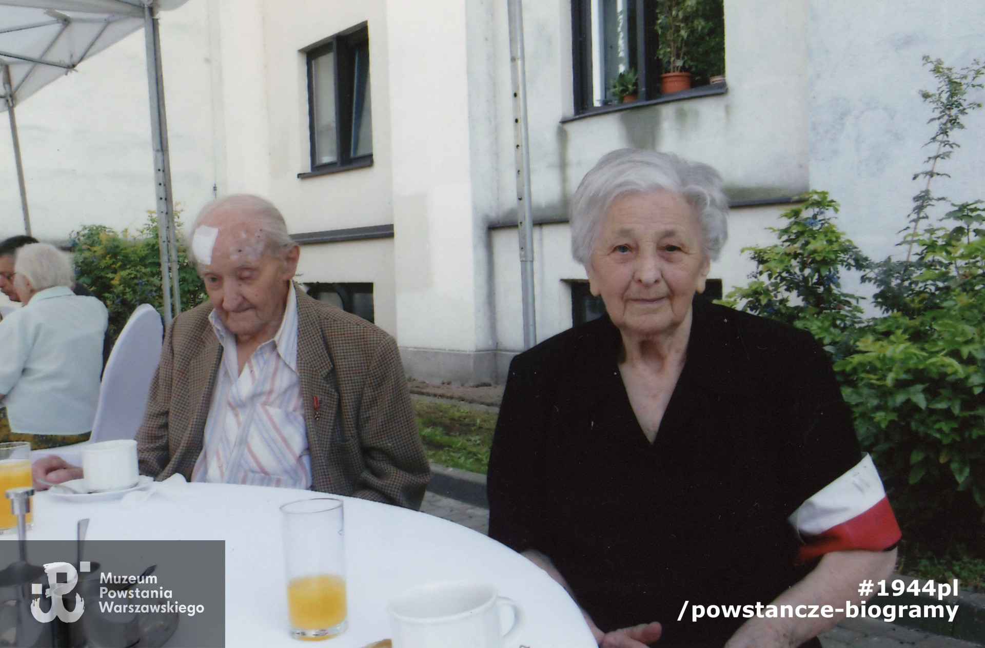 Lucyna Petrus ps. „Luc” podczas uroczystości obchodowych 70. rocznicy  walk o PWPW, 3 sierpnia 2014 roku.  Obok niej p. Zdzisław Kacperski ps.„Mały", który zmarł w maju 2015 r.  Fot. ze zbiorów p. Krystyny Szypowskiej