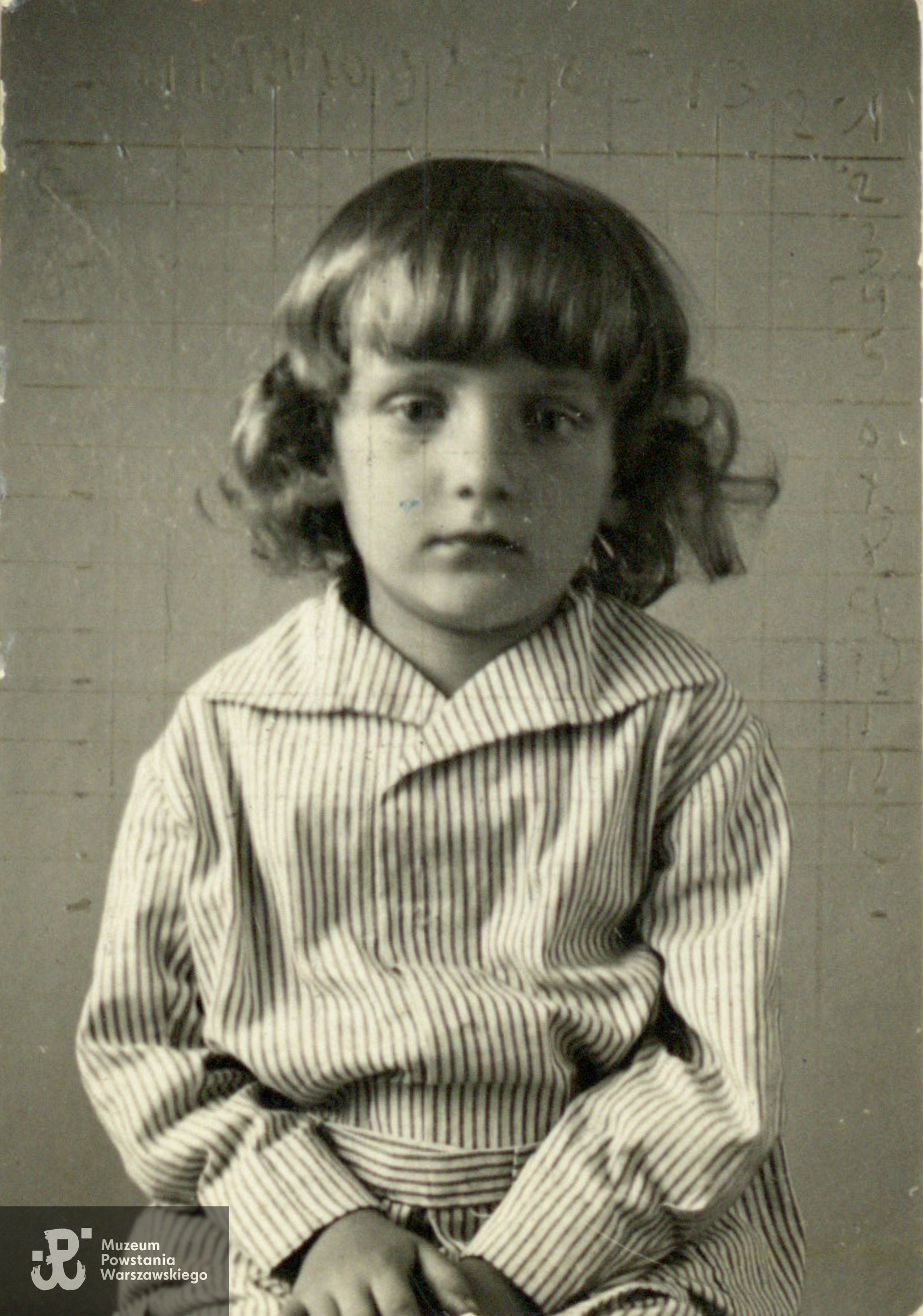 strz. Tadeusz Stanisław Jasieński ps. Stanisław (1921-1944). Fotografia ze zbiorów rodzinnych p. Pauliny Rastawieckiej udostępniona za pośrednictwem p. Elizy Pelc.  Skan wykonano w Muzeum Powstania Warszawskiego w styczniu 2024