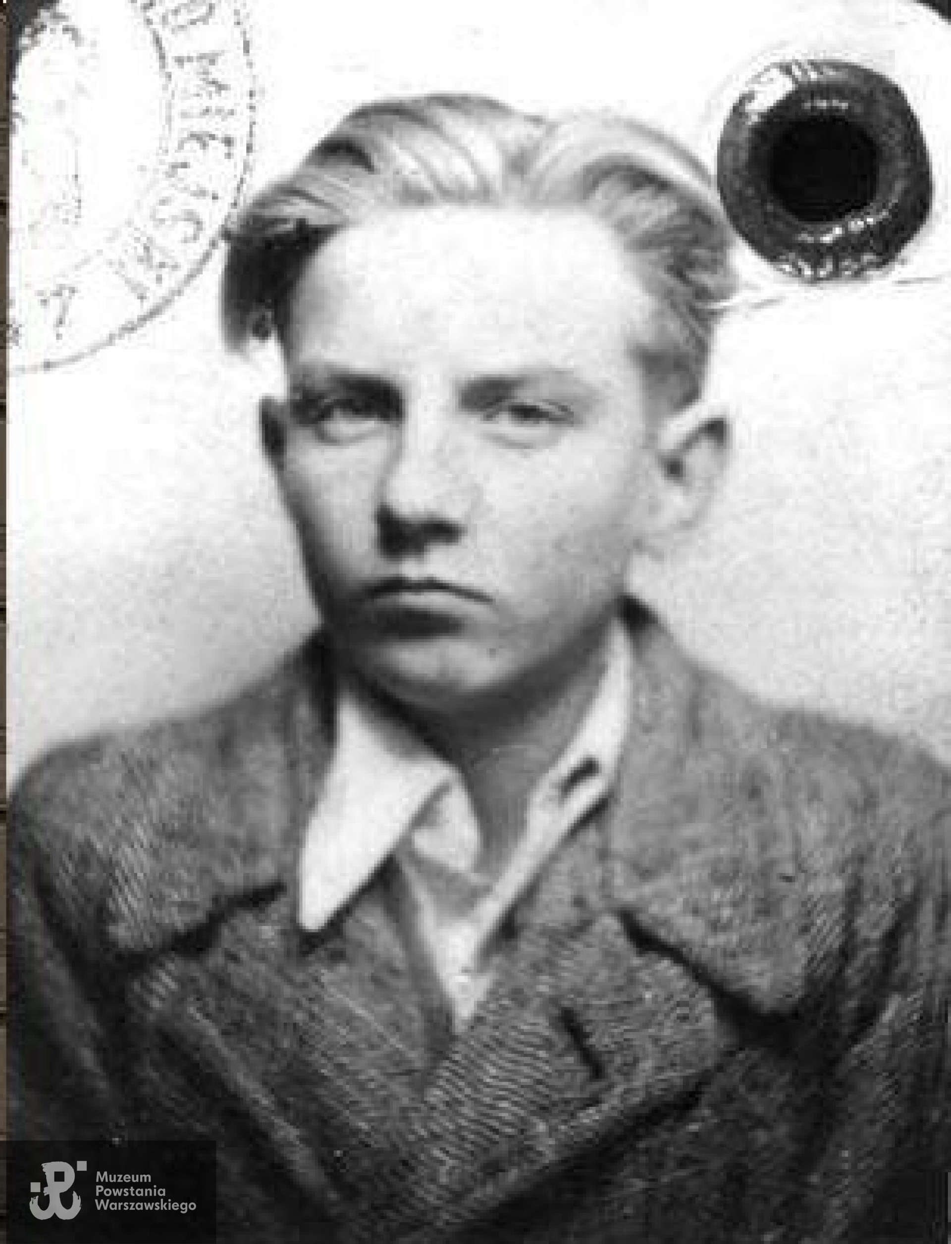 Okupacja. Krzysztof Głuchowski - zdjęcie z Kennkarty, październik 1943 roku. Fot. z archiwum rodzinnego Krzysztofa Głuchowskiego.