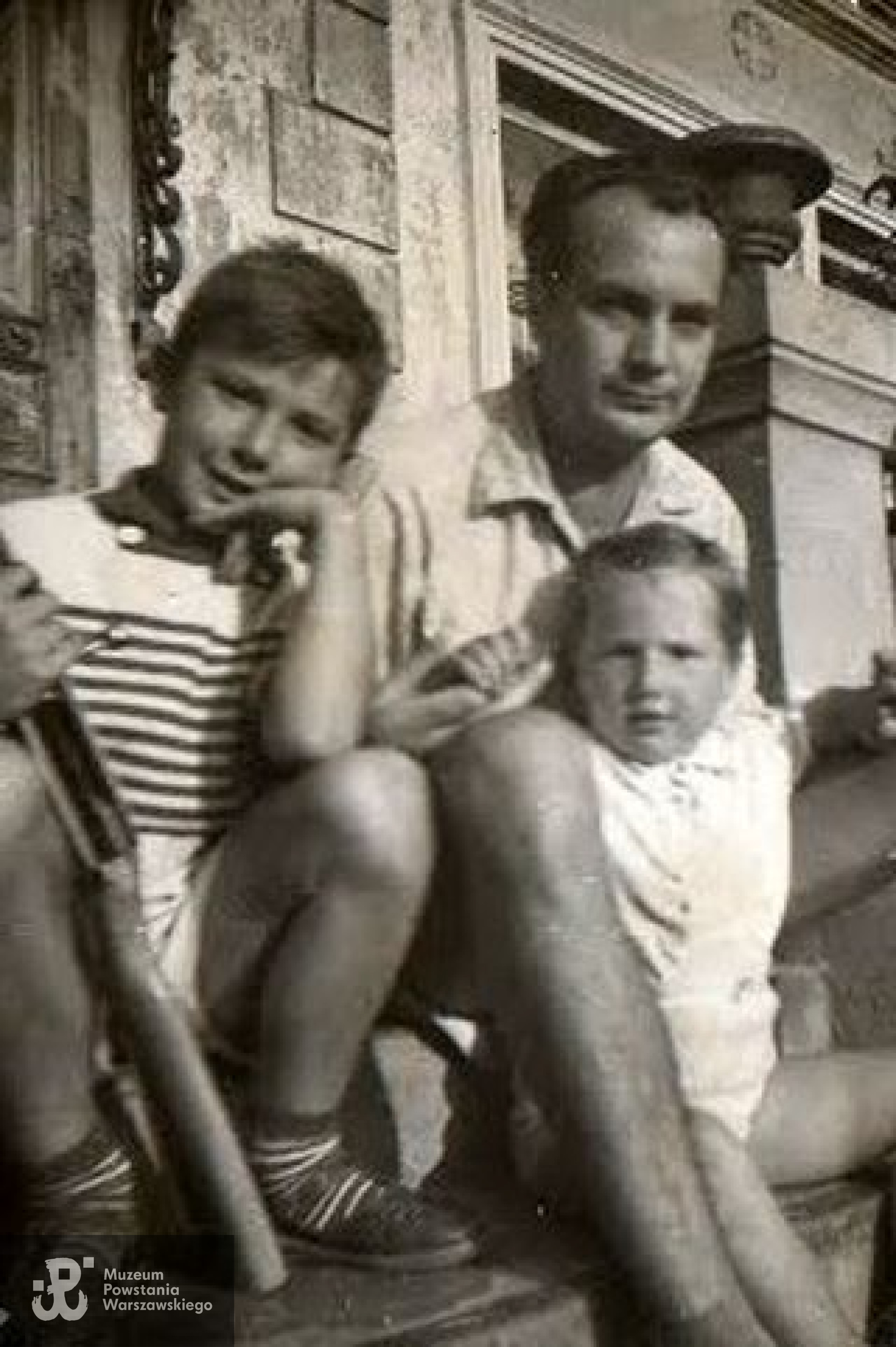 Jerzy Kapczyński z synami Markiem i Leszkiem. Piaseczno - sierpień 1958 r. Ze zbiorów Anny Leskiewicz /Archiwum 2. HBAP "Żbik"