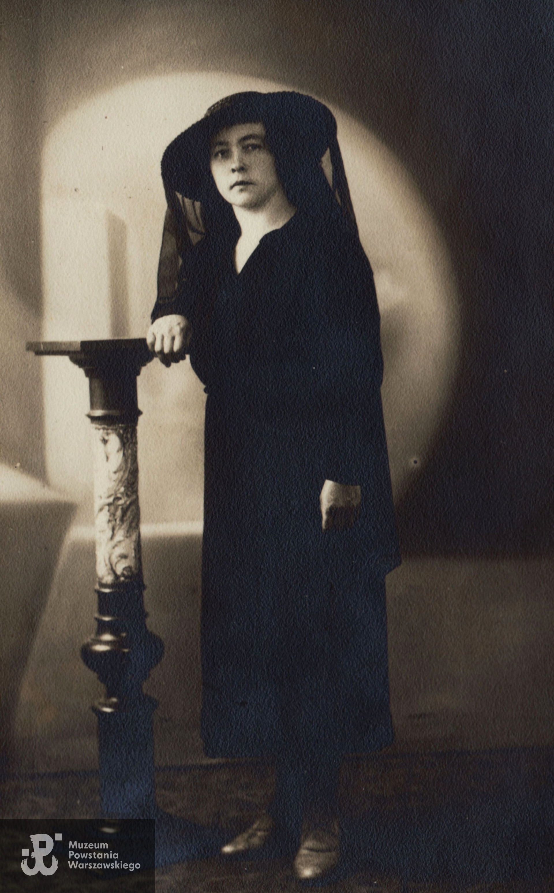 Zuzanna Rozalia Rodzynkiewicz z domu Rozdziałowska w żałobie po mężu (1942-1943). Fot. ze zbiorów rodzinnych, udostępnił p. Andrzej Żmirek