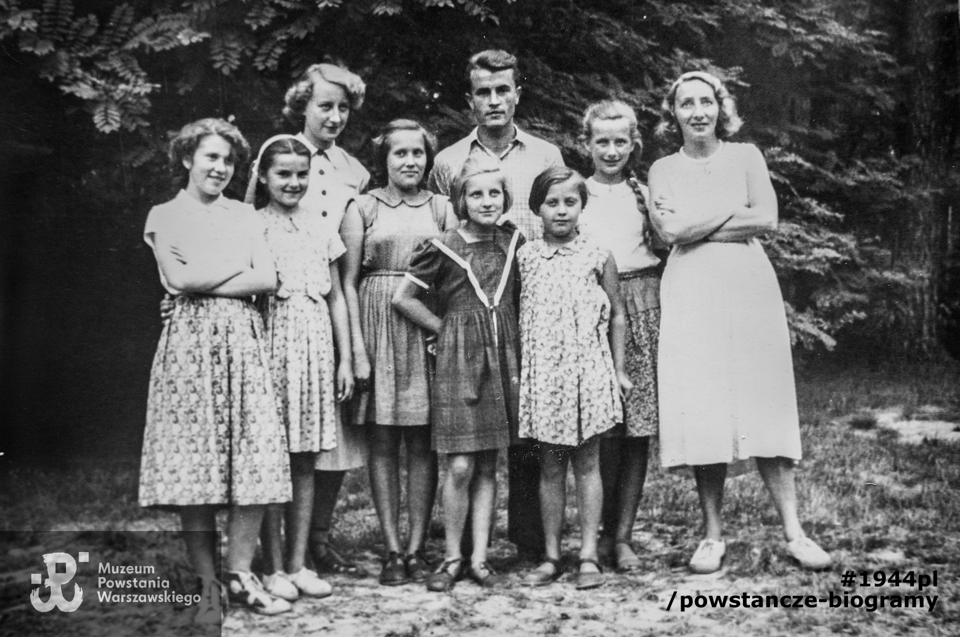 Świder, lata 50-te XX w. Tadeusz Tumos w roli wychowawcy na obozie młodzieżowym.  Fot. ze zbiorów rodzinnych